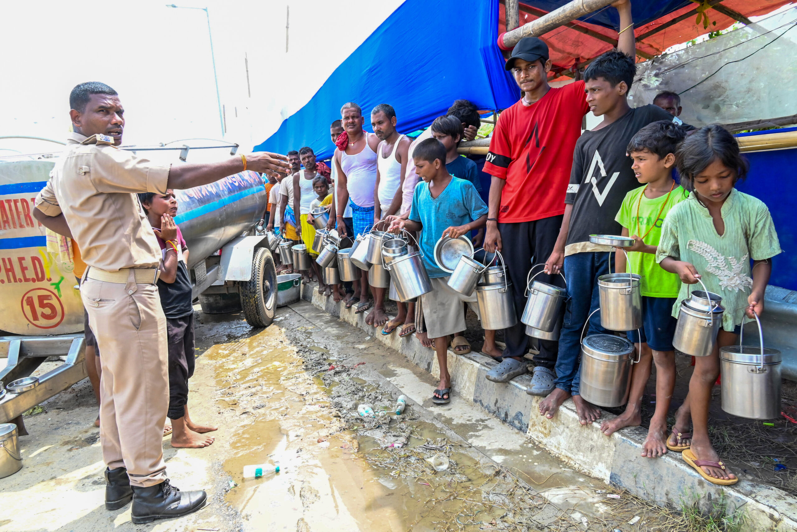 Patna: Flood Affected People Queue for Free Food at Relief Camp #Gallery Patna: Flood Affected People Queue for Free Food at Relief Camp #Gallery