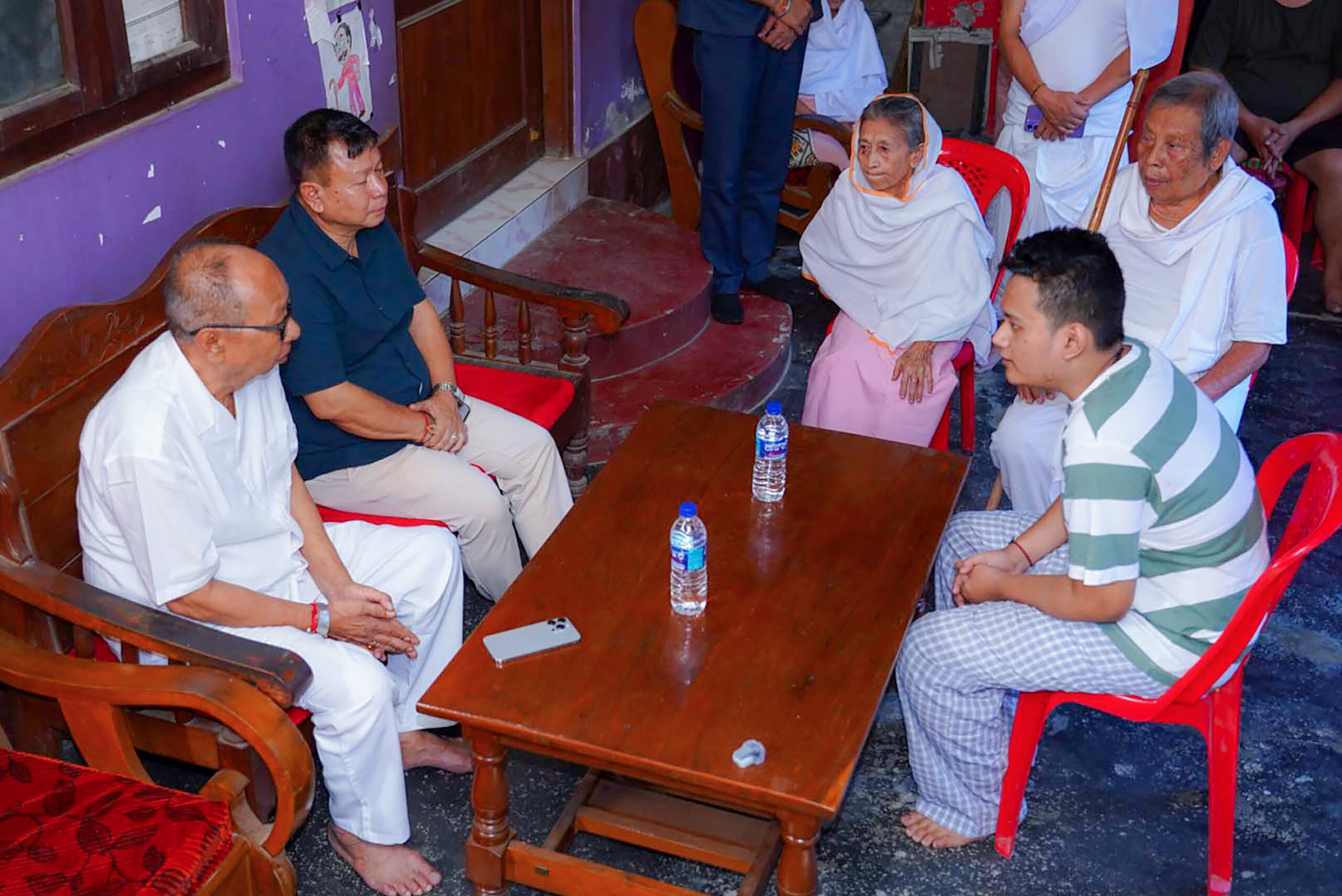 Imphal: Manipur Chief Minister Yumnam Khemchand Singh meets the family members of the late Manipuri musician, guitarist, and music teacher Chongtham Vikram Singh at Thangmeiband Lourung Purel Leikai in Imphal on Thursday, September 10, 2026. (Photo: IANS)
