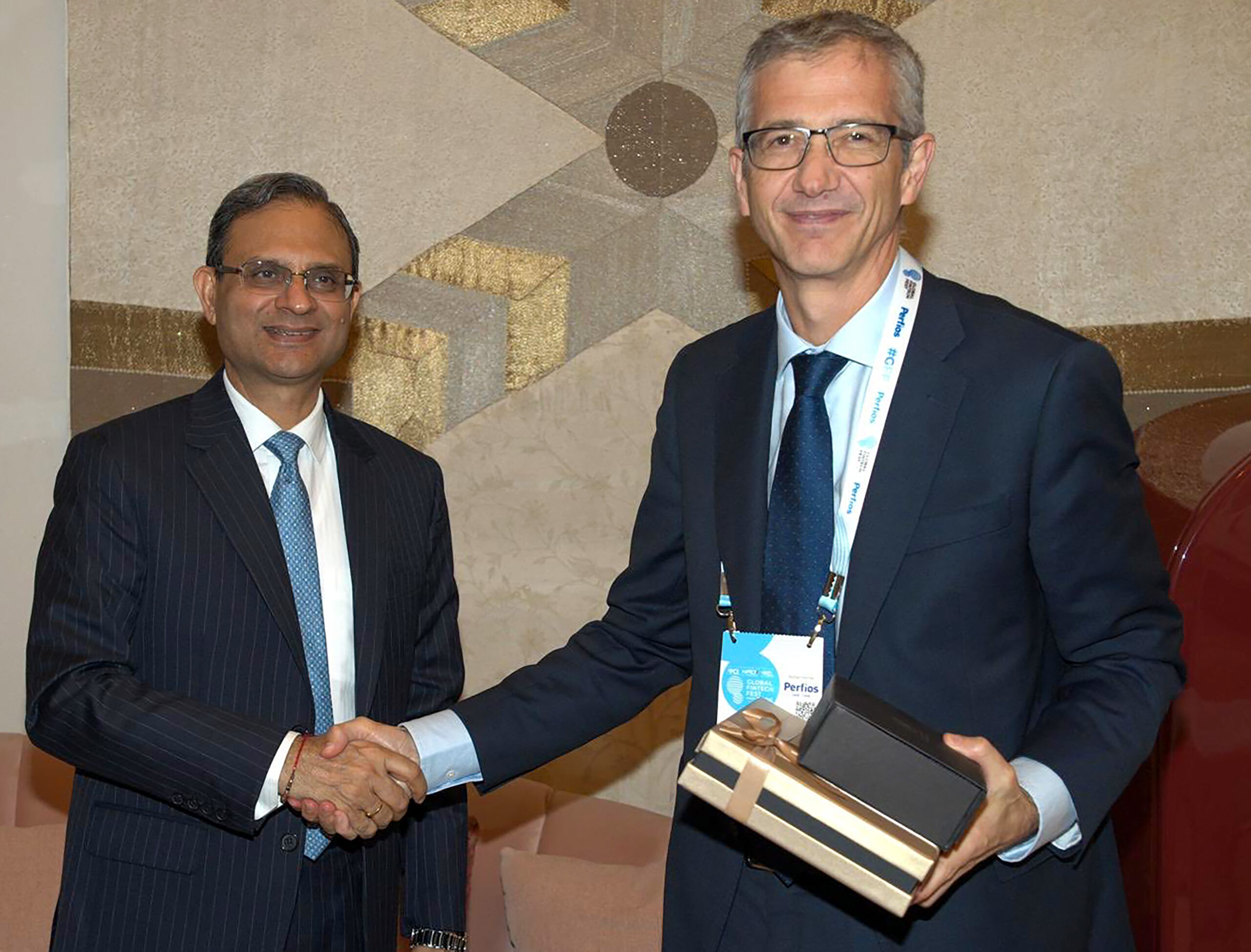 Mumbai: RBI Governor Sanjay Malhotra meets Bank for International Settlements General Manager Pablo Hernandez de Cos on the sidelines of Global Fintech Fest 2026, in Mumbai on Thursday, September 10, 2026. (Photo: IANS/X/@RBI)