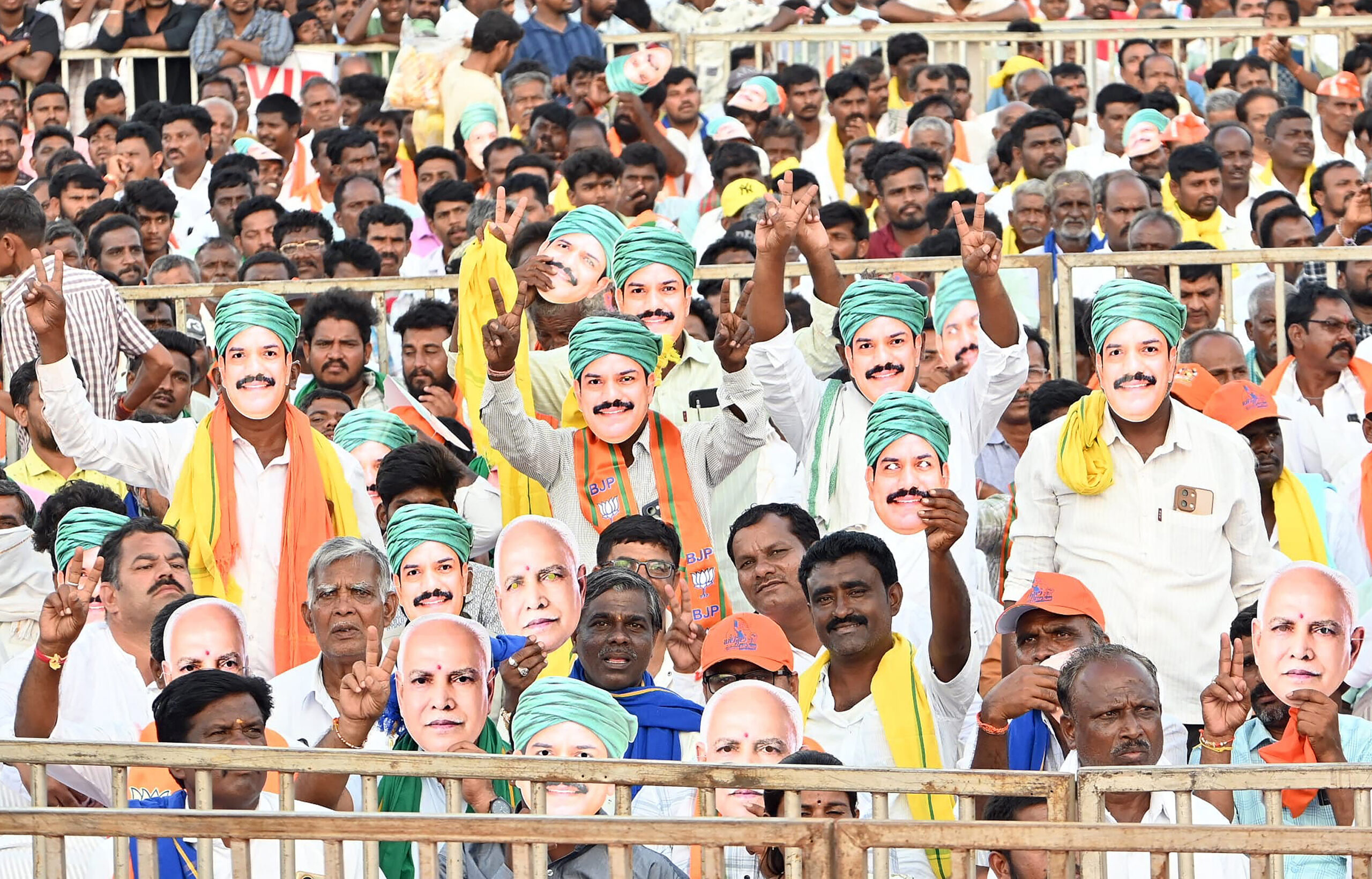 Ballari: BJP leaders and workers during ‘Ballari Chalo’ Padayatra - #Gallery Ballari: BJP leaders and workers during ‘Ballari Chalo’ Padayatra - #Gallery