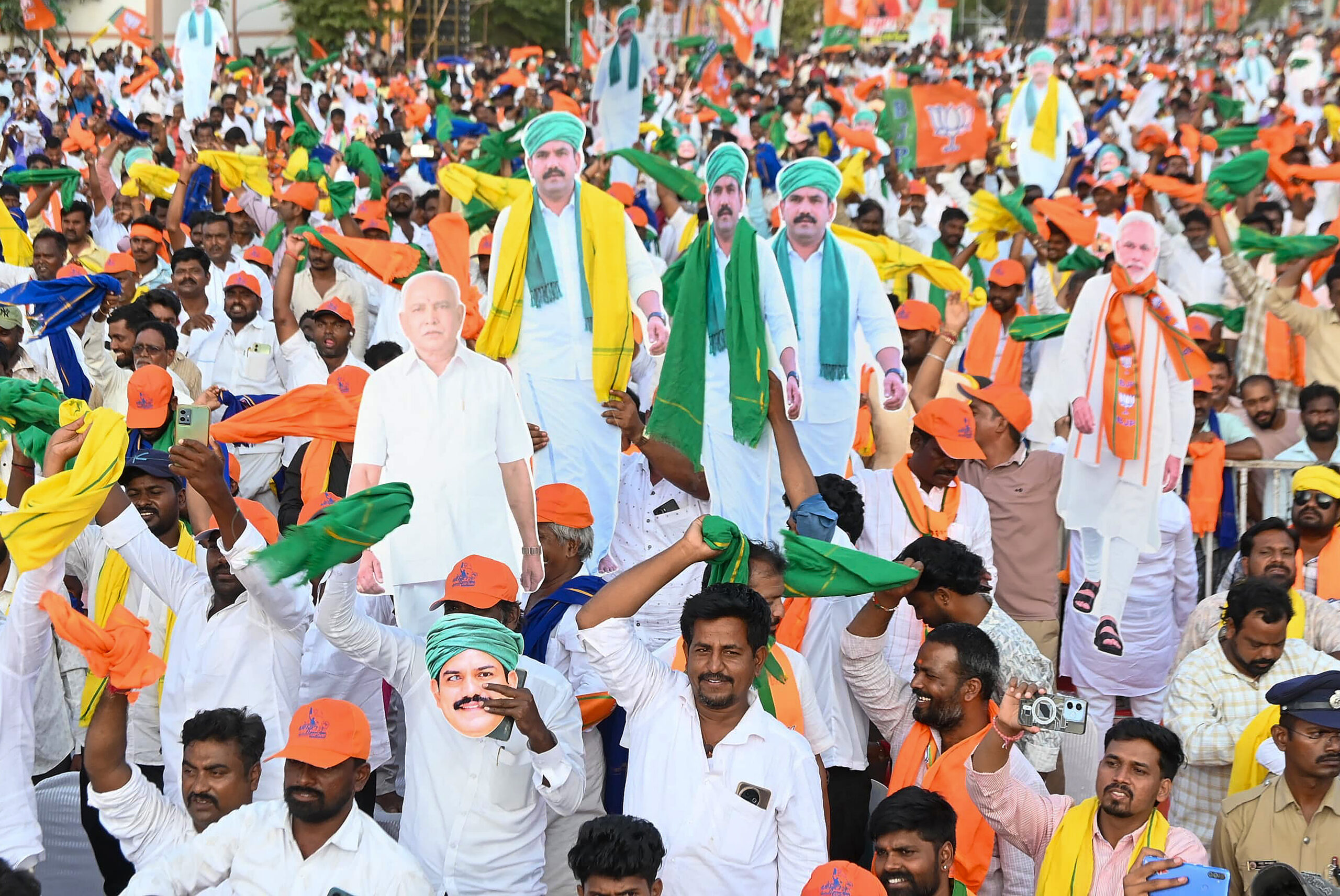 Ballari: BJP leaders and workers during ‘Ballari Chalo’ Padayatra - #Gallery Ballari: BJP leaders and workers during ‘Ballari Chalo’ Padayatra - #Gallery