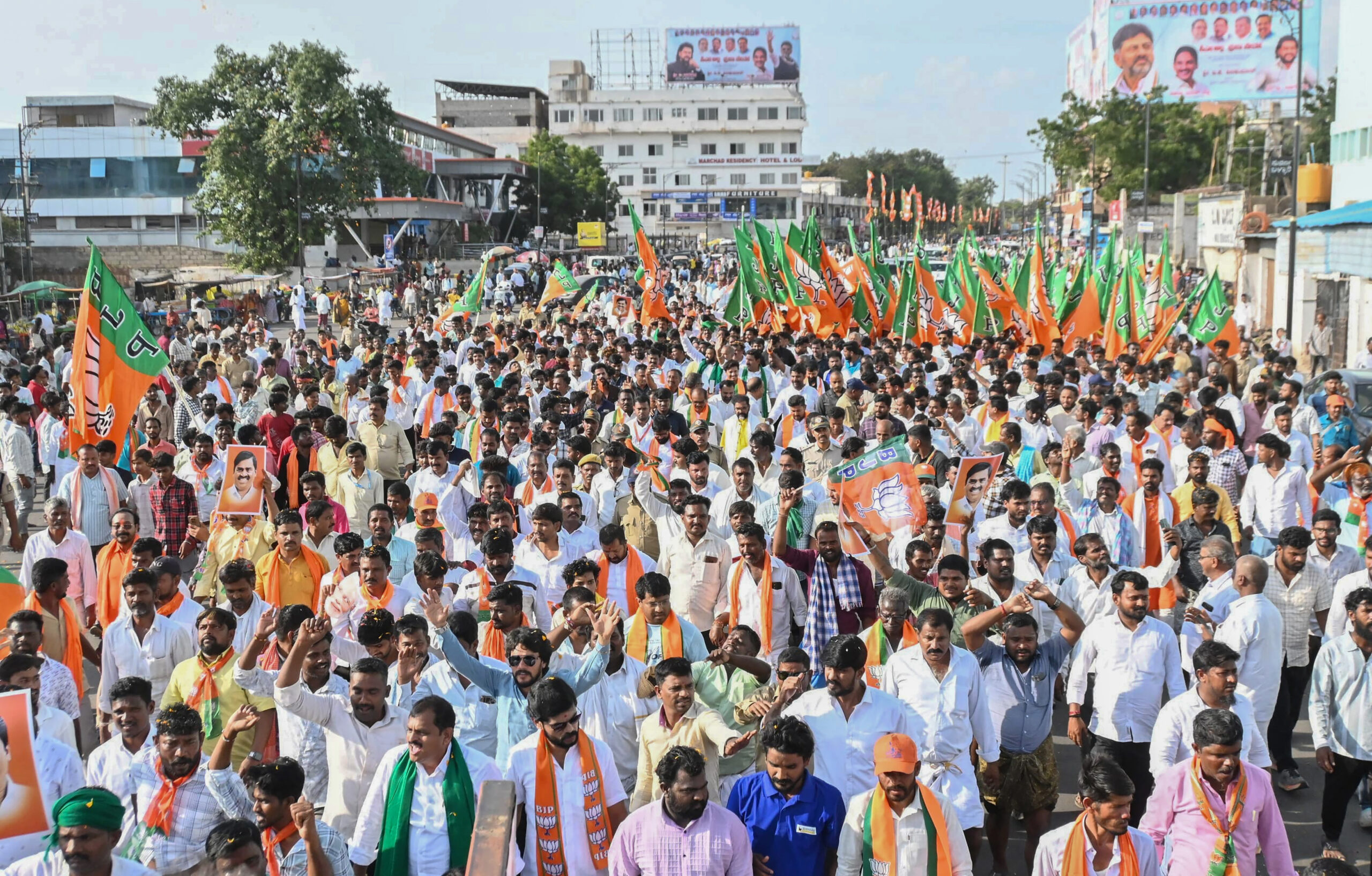 Ballari: BJP leaders and workers during ‘Ballari Chalo’ Padayatra - #Gallery Ballari: BJP leaders and workers during ‘Ballari Chalo’ Padayatra - #Gallery