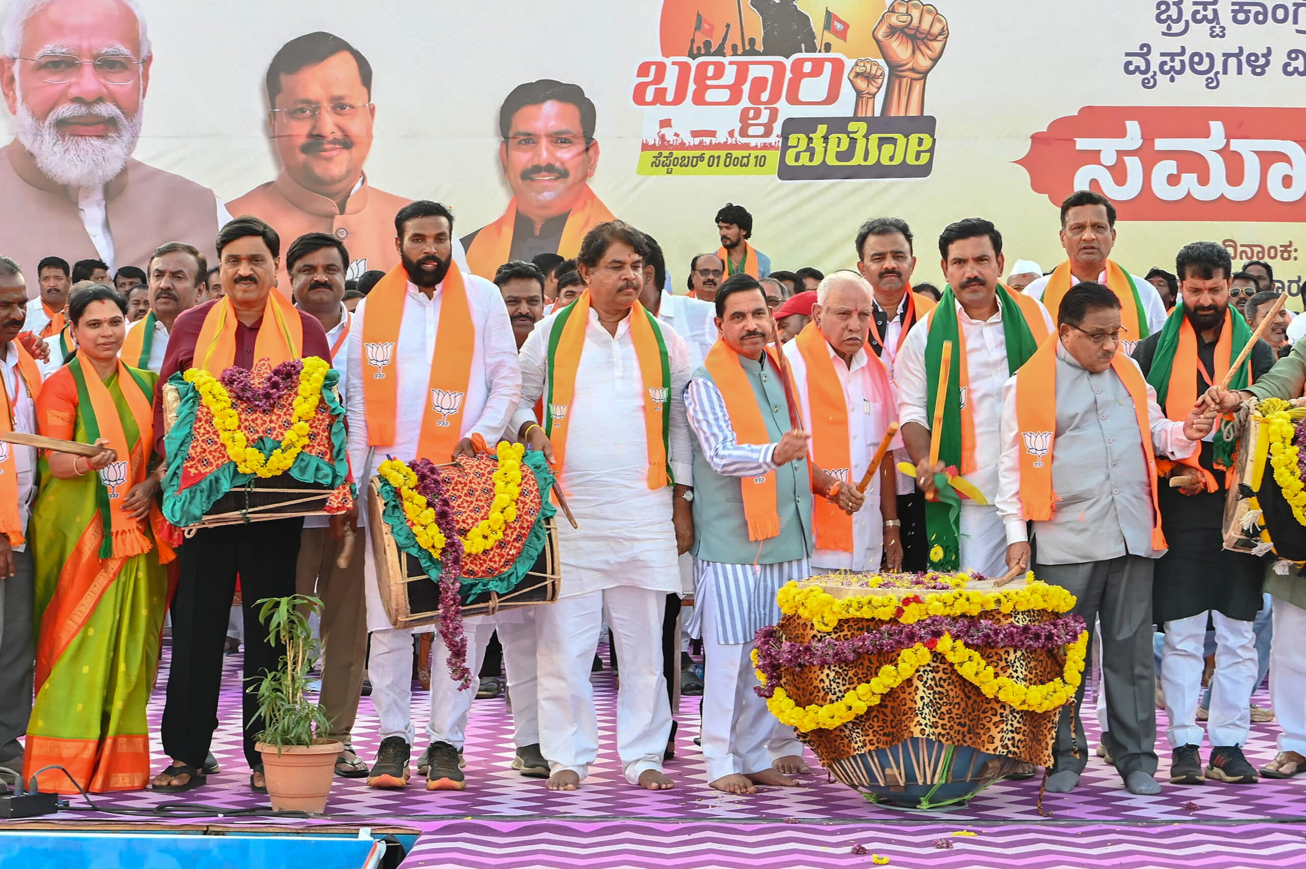 Ballari: BJP leaders and workers during ‘Ballari Chalo’ Padayatra - #Gallery Ballari: BJP leaders and workers during ‘Ballari Chalo’ Padayatra - #Gallery