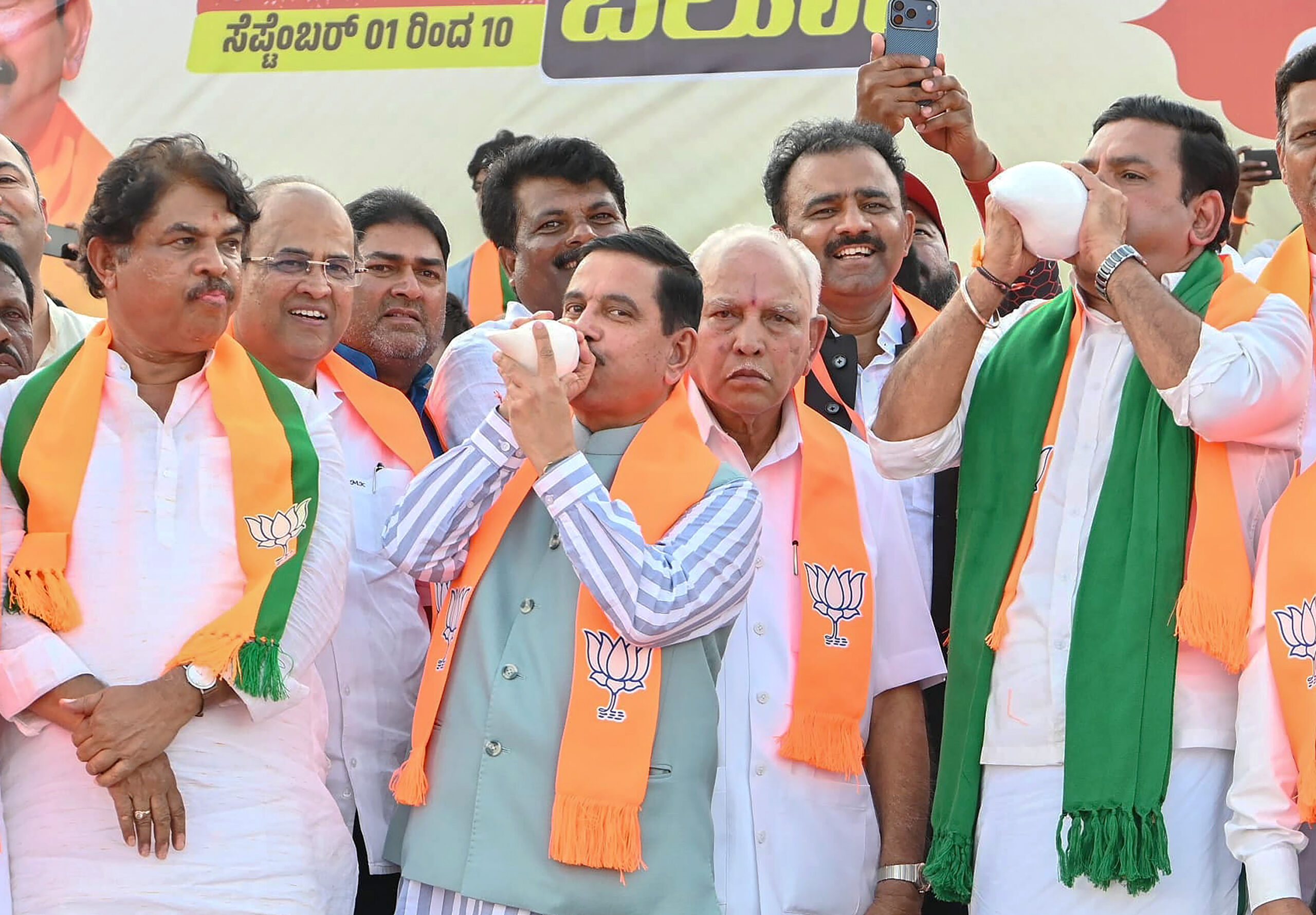Ballari: BJP leaders and workers during ‘Ballari Chalo’ Padayatra - #Gallery Ballari: BJP leaders and workers during ‘Ballari Chalo’ Padayatra - #Gallery
