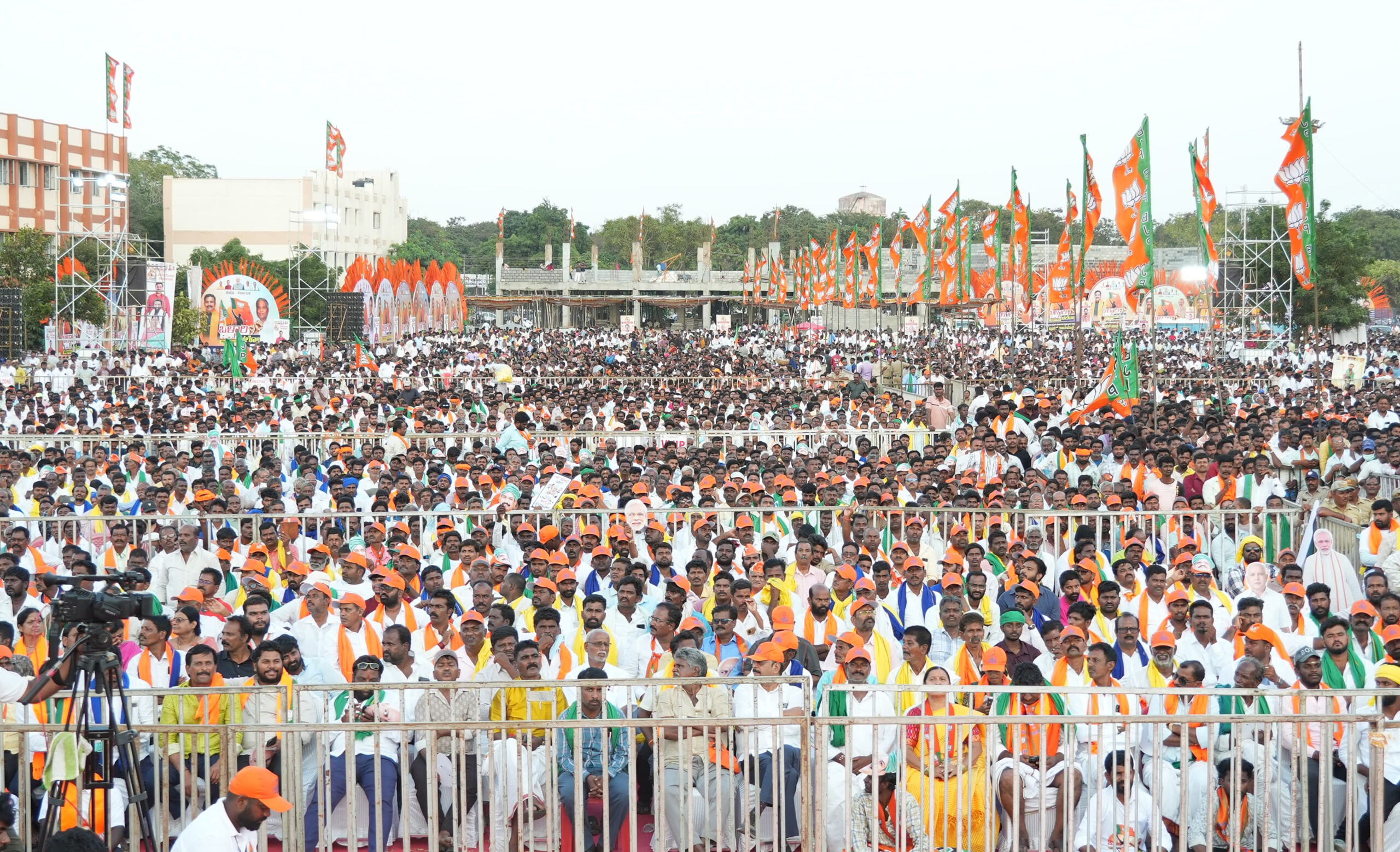 Ballari: BJP leaders and workers during ‘Ballari Chalo’ Padayatra - #Gallery Ballari: BJP leaders and workers during ‘Ballari Chalo’ Padayatra - #Gallery