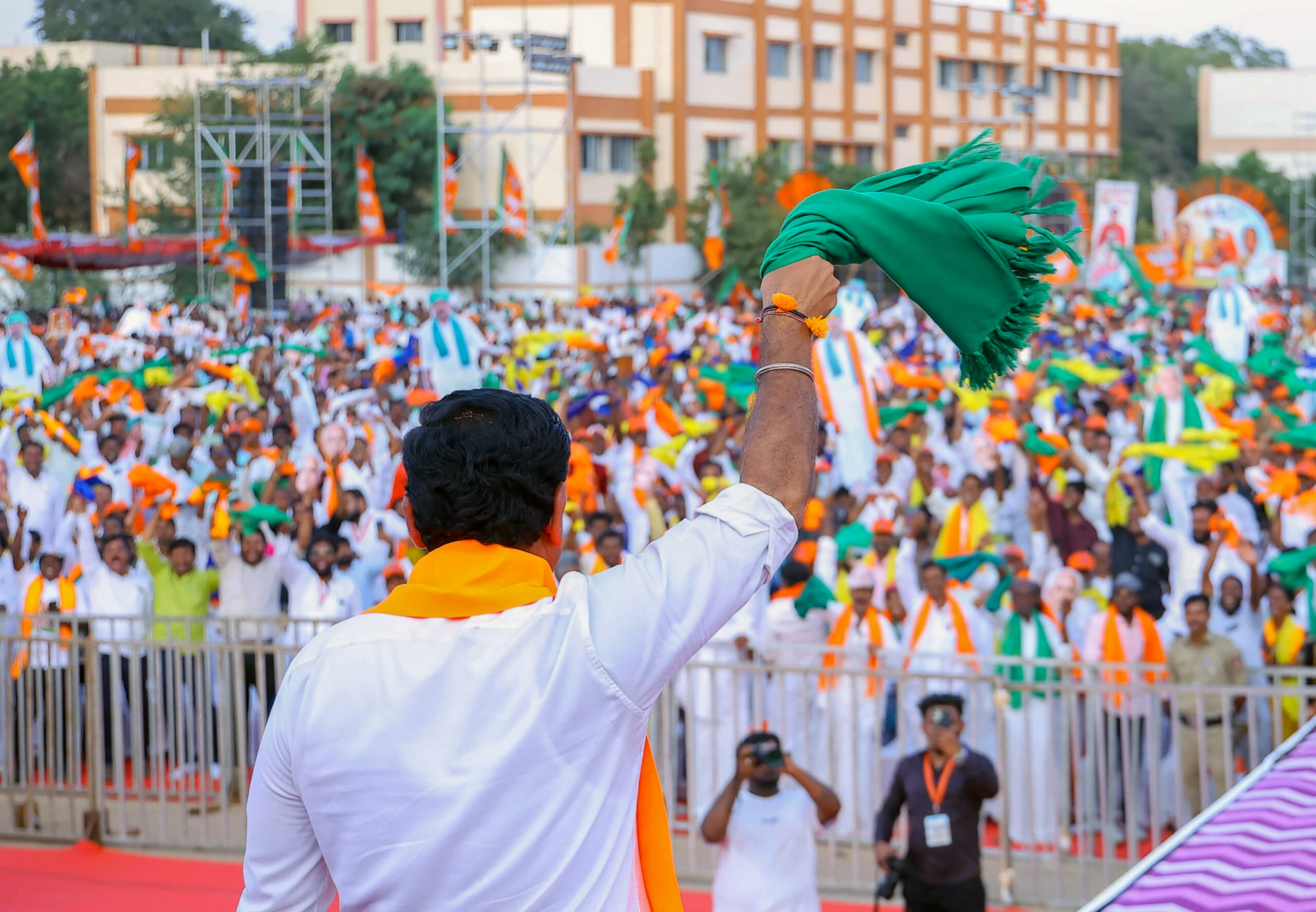 Ballari: BJP leaders and workers during ‘Ballari Chalo’ Padayatra - #Gallery Ballari: BJP leaders and workers during ‘Ballari Chalo’ Padayatra - #Gallery