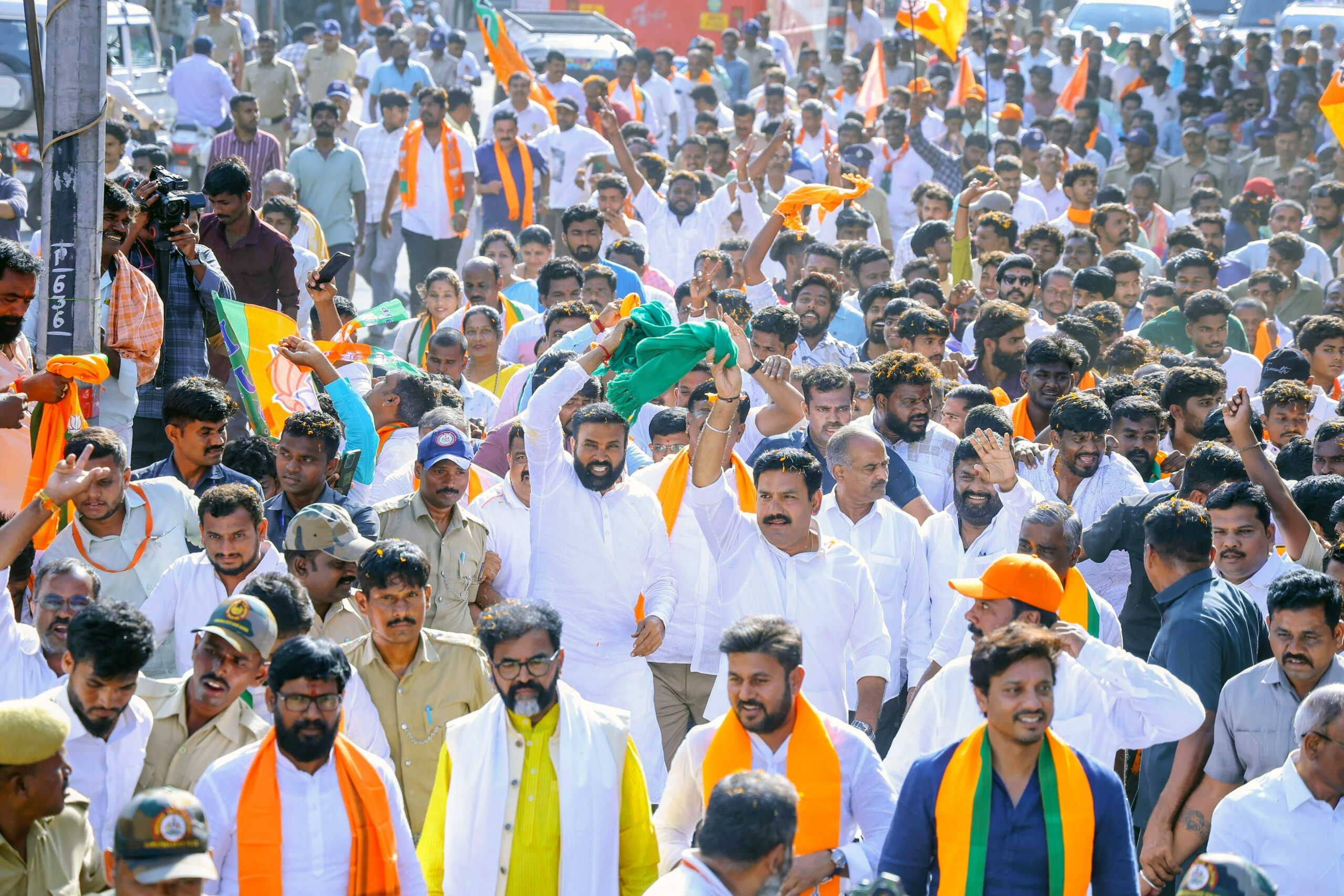 Ballari: BJP leaders and workers during ‘Ballari Chalo’ Padayatra - #Gallery Ballari: BJP leaders and workers during ‘Ballari Chalo’ Padayatra - #Gallery