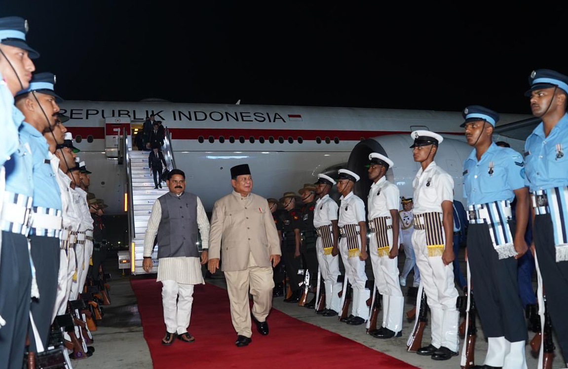 New Delhi: Indonesian President Prabowo Subianto is received by Minister of State Satish Chandra Dubey upon his arrival at the airport in New Delhi on Friday, September 11, 2026. (Photo: IANS/X/@MEAIndia)