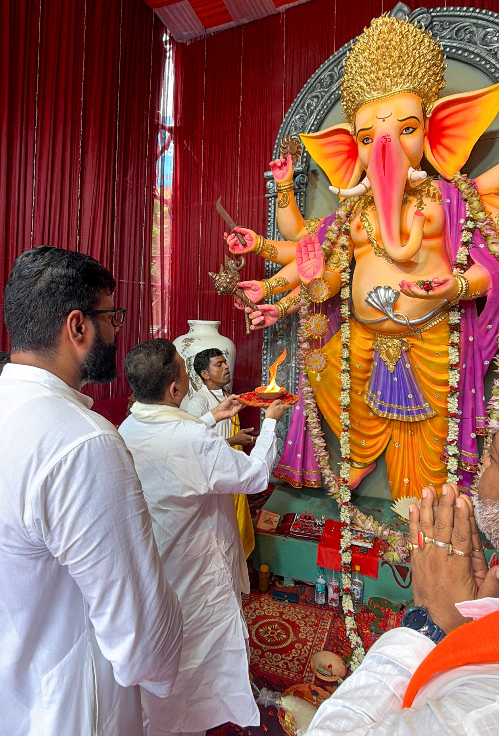 Kolkata: WB CM Suvendu Adhikari inaugurates Ganesh festival - #Gallery Kolkata: WB CM Suvendu Adhikari inaugurates Ganesh festival - #Gallery