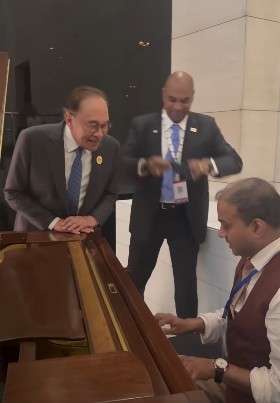 When Malaysian PM let ‘Kishore Kumar’ steal the BRICS Night in Delhi