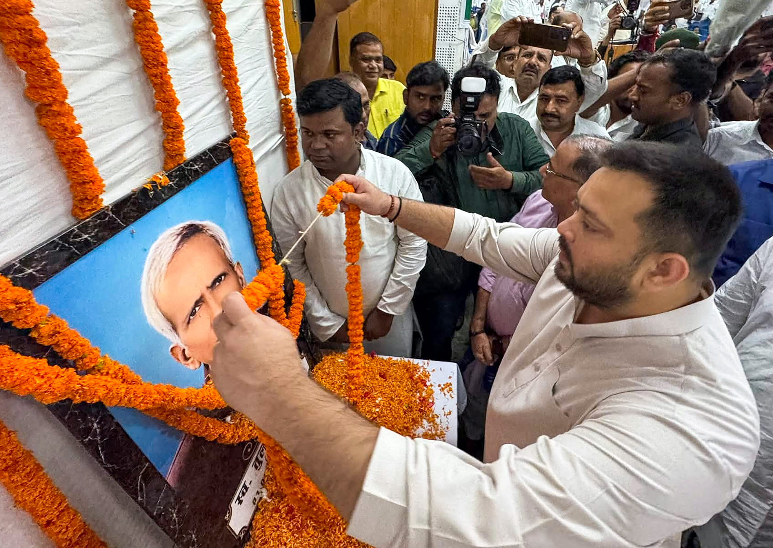 Patna: Tejashwi Yadav Pays Tribute to Late Tulsidas Mehta #Gallery Patna: Tejashwi Yadav Pays Tribute to Late Tulsidas Mehta #Gallery