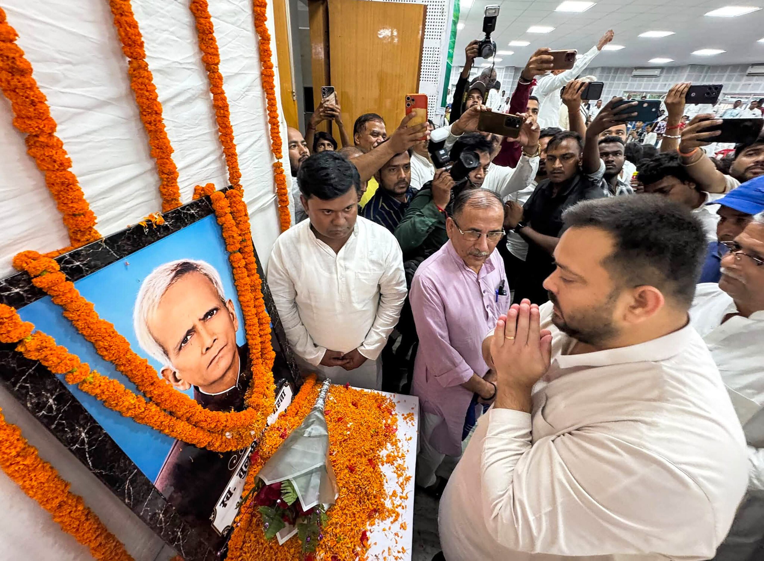 Patna: Tejashwi Yadav Pays Tribute to Late Tulsidas Mehta #Gallery Patna: Tejashwi Yadav Pays Tribute to Late Tulsidas Mehta #Gallery