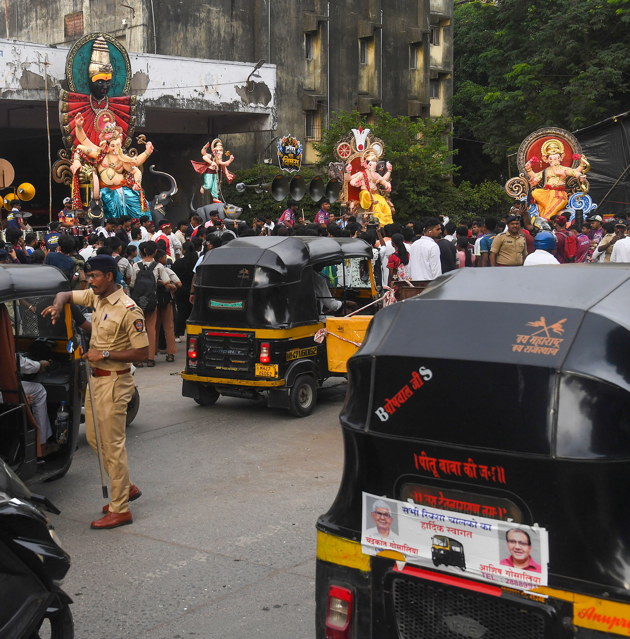 Mumbai: Devotees Carry Ganesha Idols ahead of Ganesh Chaturthi #Gallery Mumbai: Devotees Carry Ganesha Idols ahead of Ganesh Chaturthi #Gallery