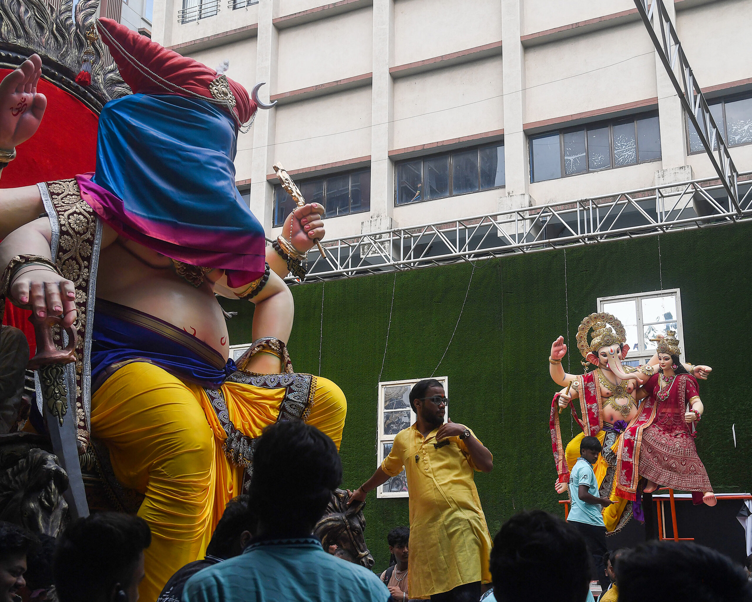 Mumbai: Devotees Carry Ganesha Idols ahead of Ganesh Chaturthi #Gallery Mumbai: Devotees Carry Ganesha Idols ahead of Ganesh Chaturthi #Gallery