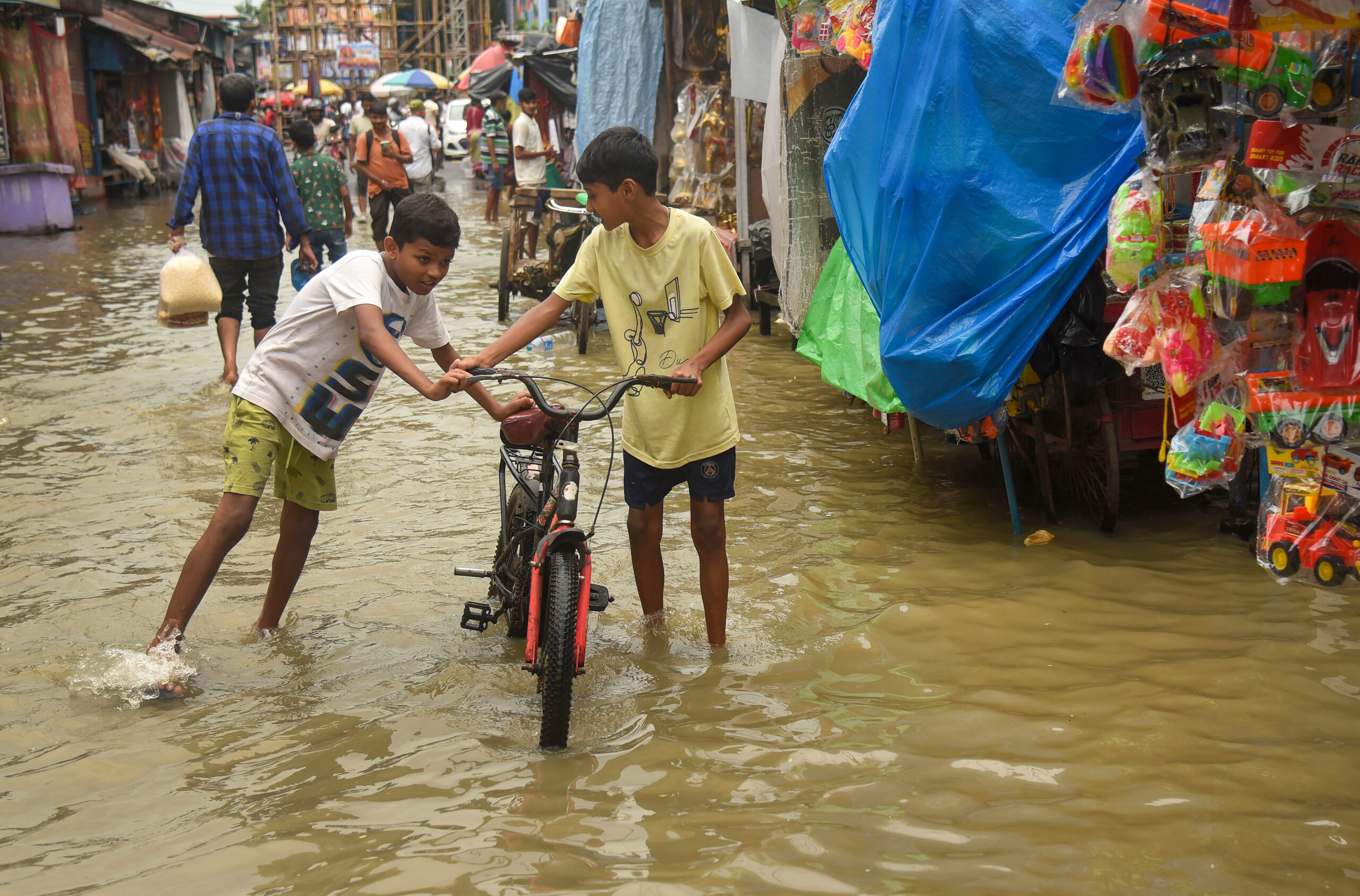 Kolkata: High Tide Sweeps Through Kalighat Area #Gallery Kolkata: High Tide Sweeps Through Kalighat Area #Gallery