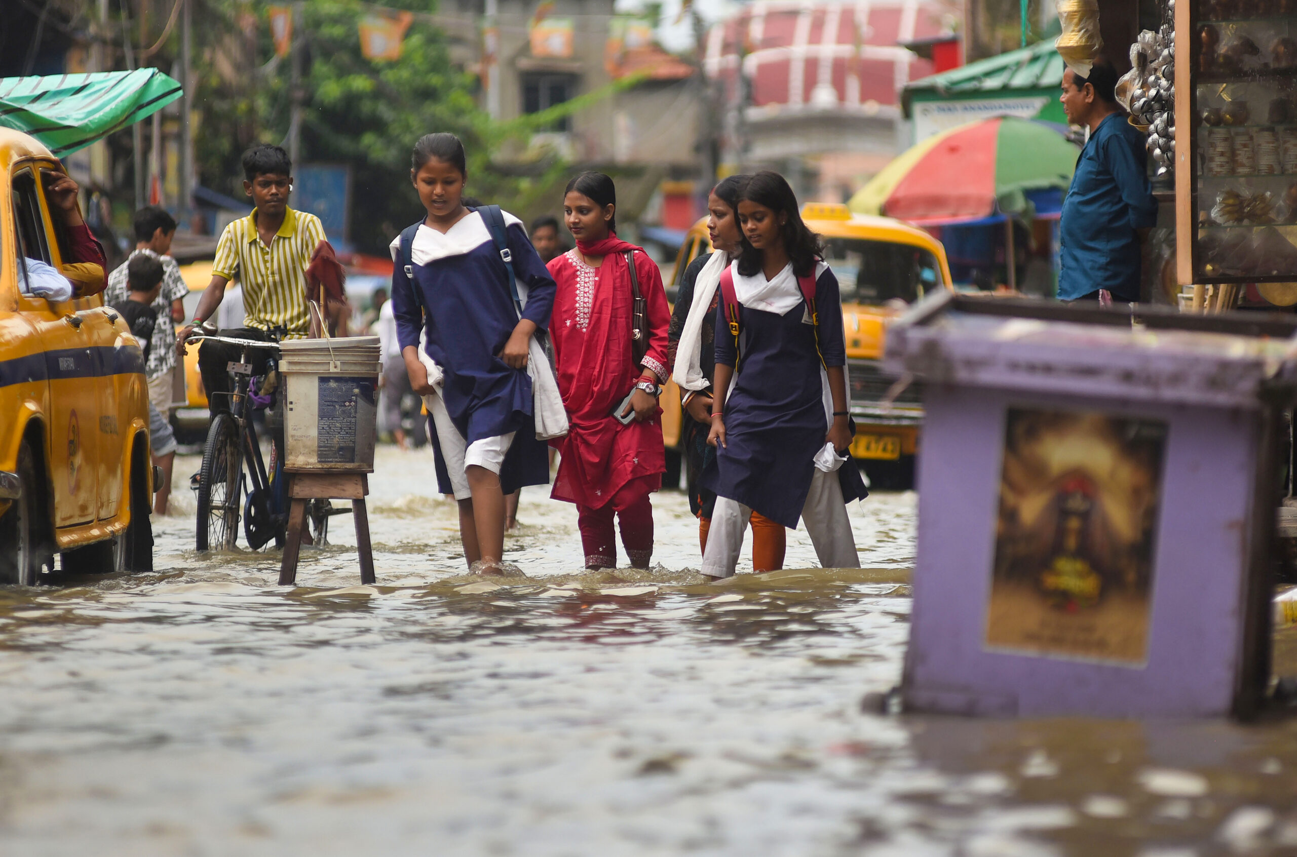 Kolkata: High Tide Sweeps Through Kalighat Area #Gallery Kolkata: High Tide Sweeps Through Kalighat Area #Gallery