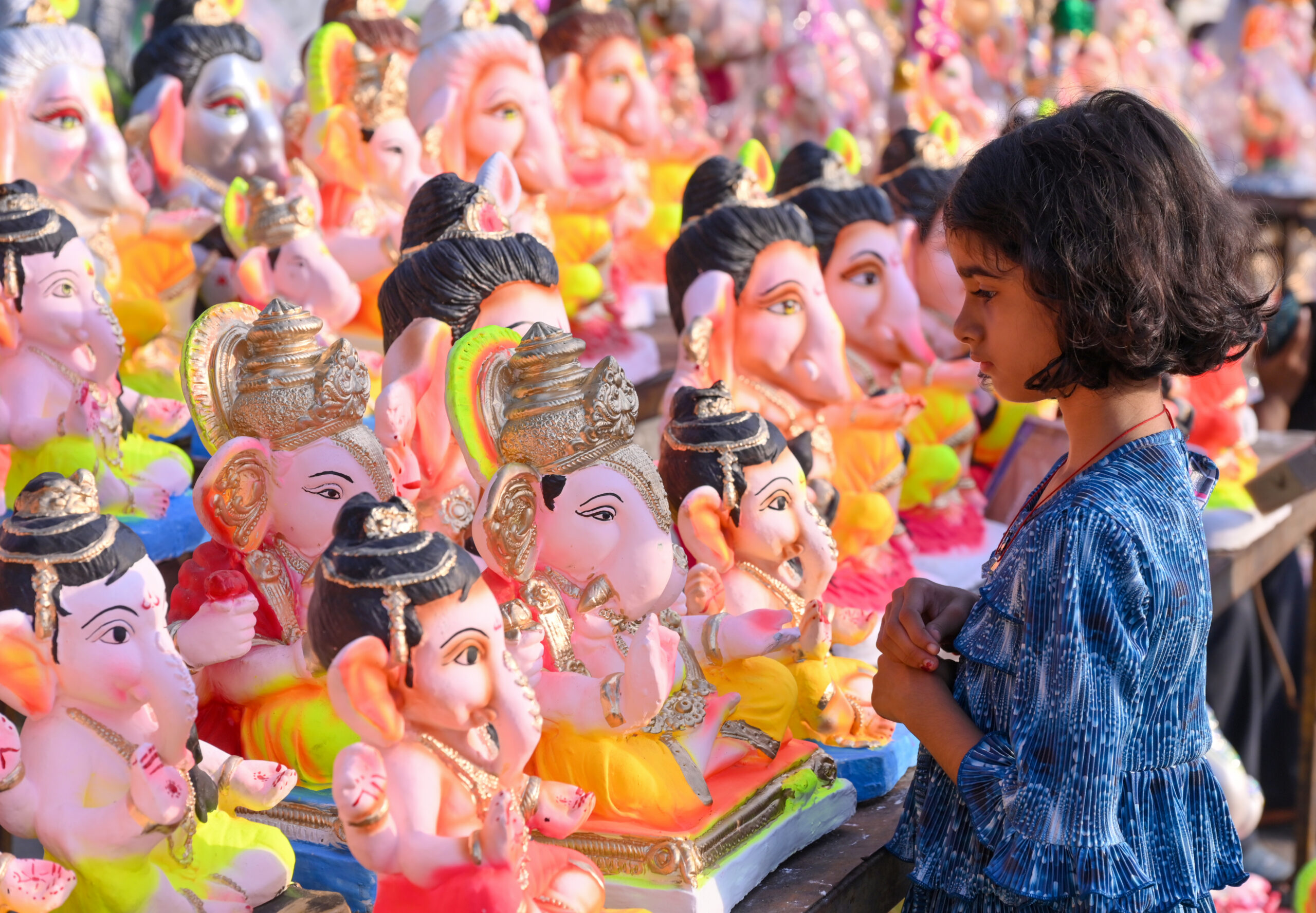 Jaipur: Women Shop for Ganesha Idols Ahead of Ganesh Chaturthi #Gallery Jaipur: Women Shop for Ganesha Idols Ahead of Ganesh Chaturthi #Gallery