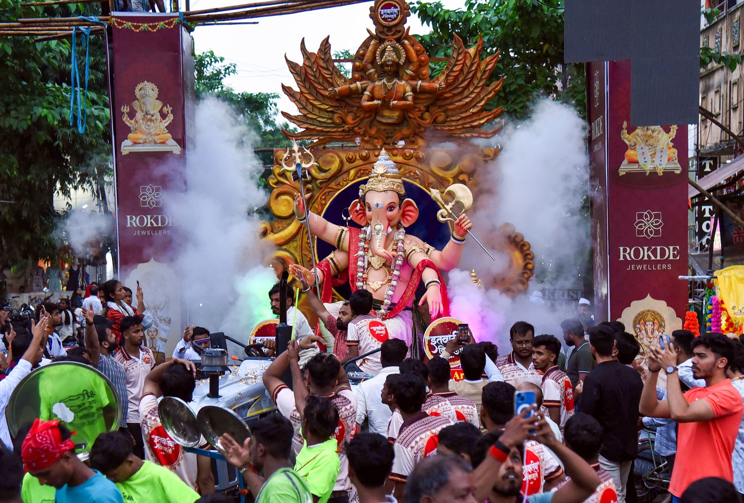 Nagpur: Ganesha idol taken to pandal #Gallery Nagpur: Ganesha idol taken to pandal #Gallery
