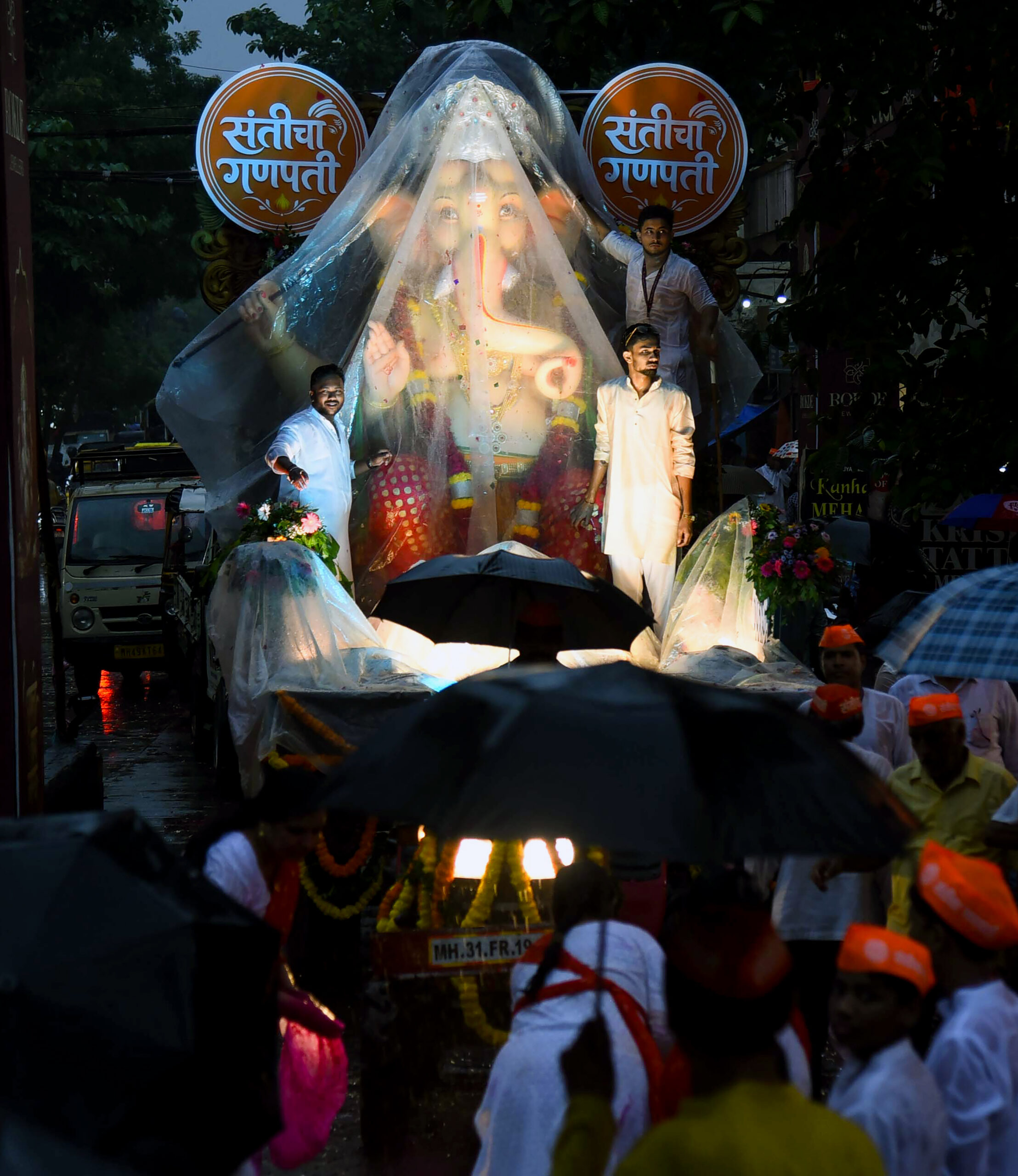 Nagpur: Ganesha idol taken to pandal #Gallery Nagpur: Ganesha idol taken to pandal #Gallery