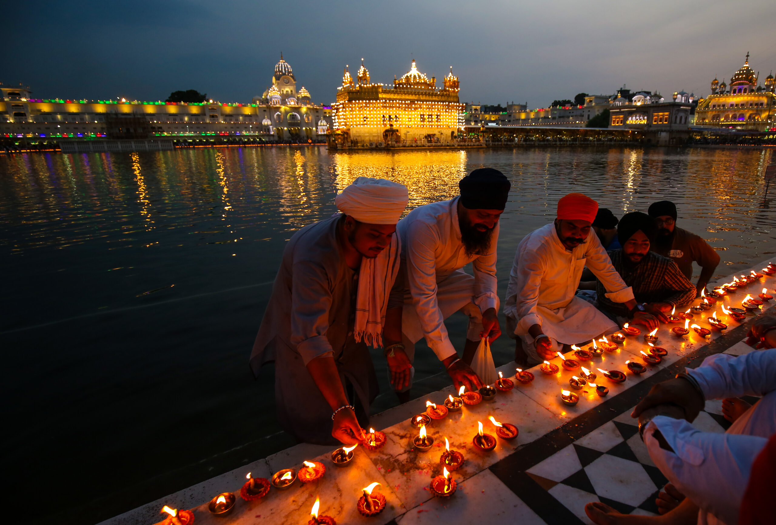 Amritsar: Golden Temple Illuminated to Mark Guru Granth Sahib Anniversary #Gallery Amritsar: Golden Temple Illuminated to Mark Guru Granth Sahib Anniversary #Gallery