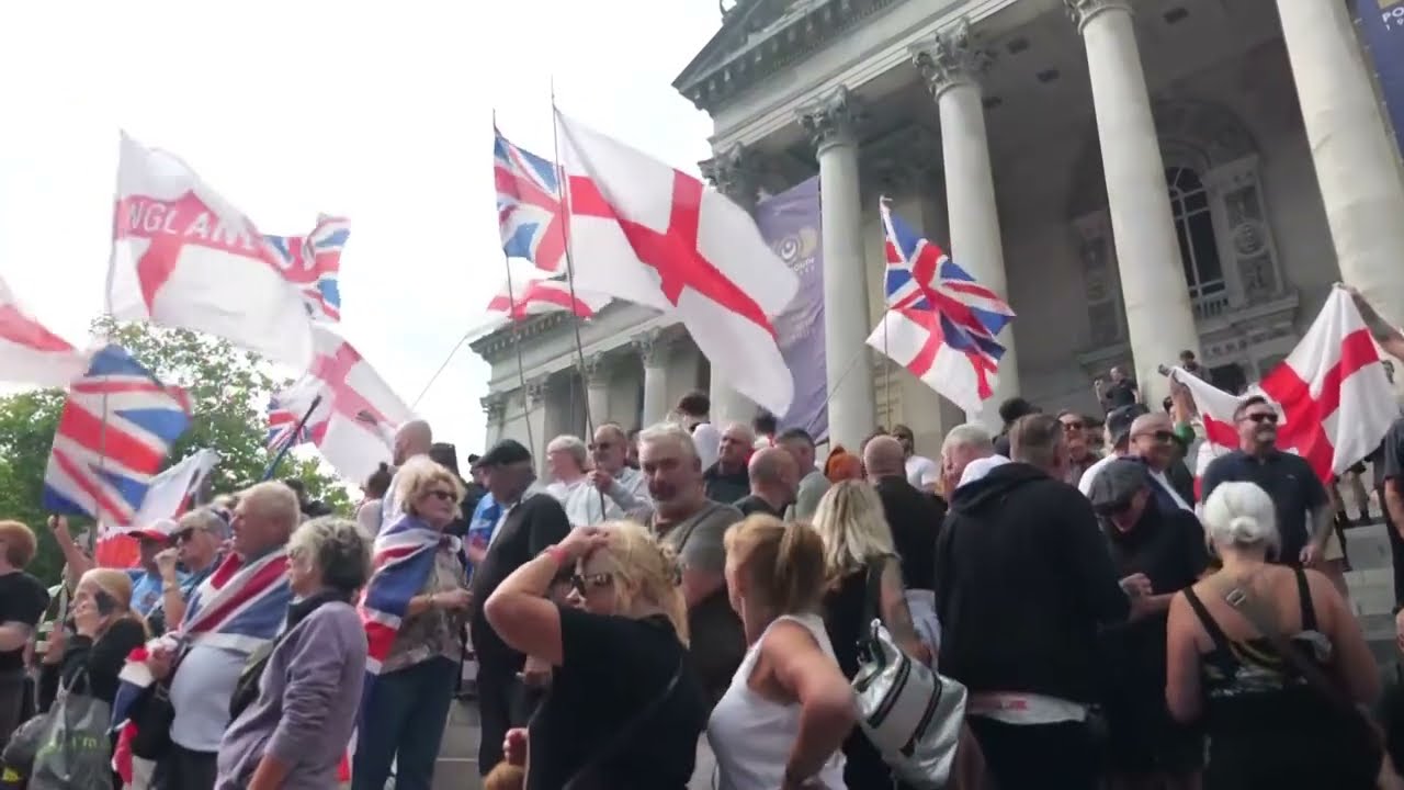 Anti-immigration protesters gather in English city of Portsmouth (Video) Anti-immigration protesters gather in English city of Portsmouth (Video)