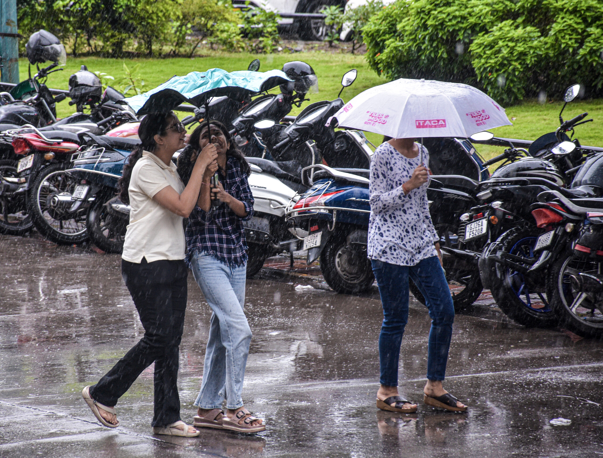 Surat: Rain disrupts normal life #Gallery Surat: Rain disrupts normal life #Gallery