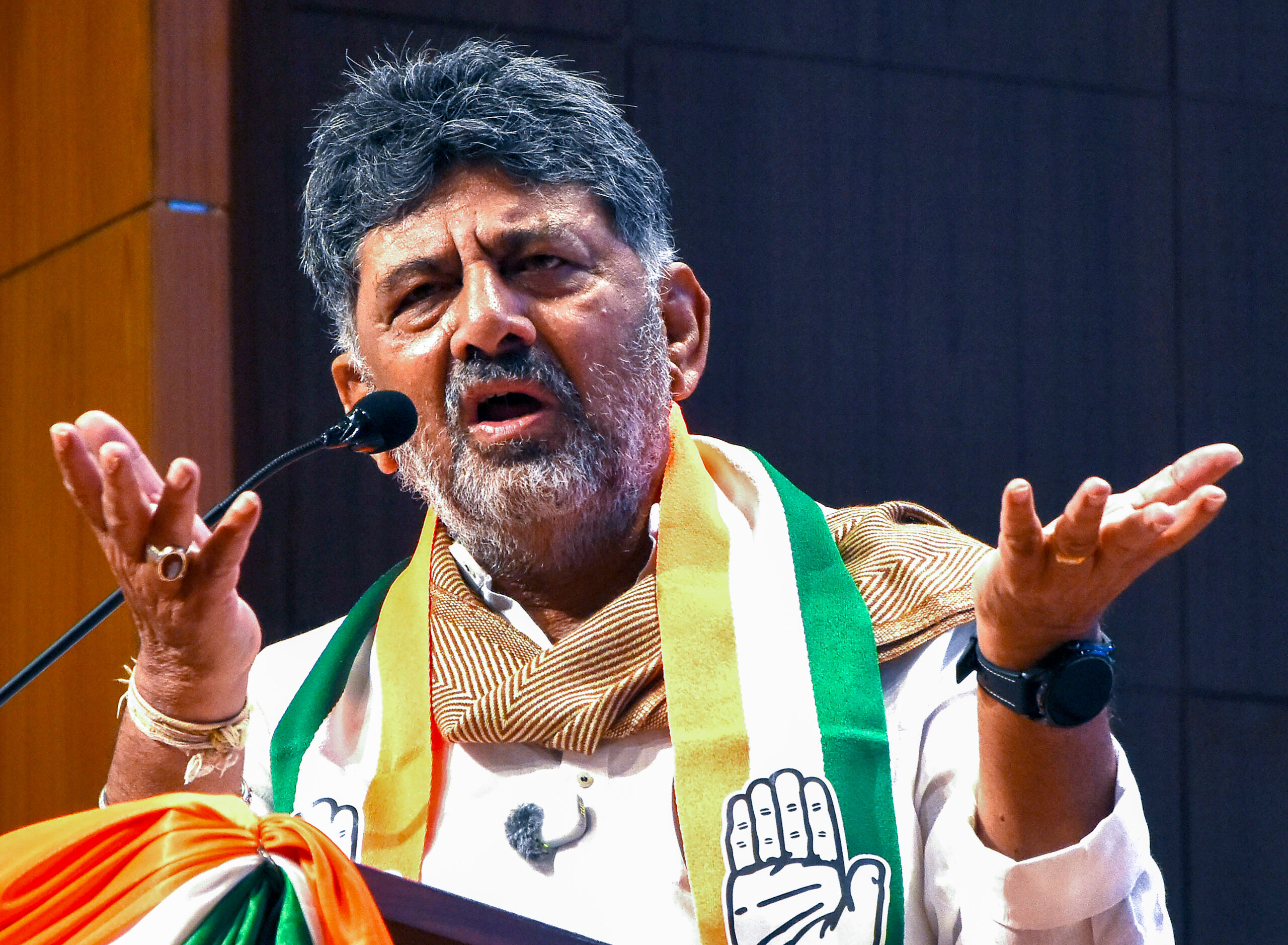 Bengaluru: DK Shivakumar addresses a Congress party joining programme #Gallery Bengaluru: DK Shivakumar addresses a Congress party joining programme #Gallery
