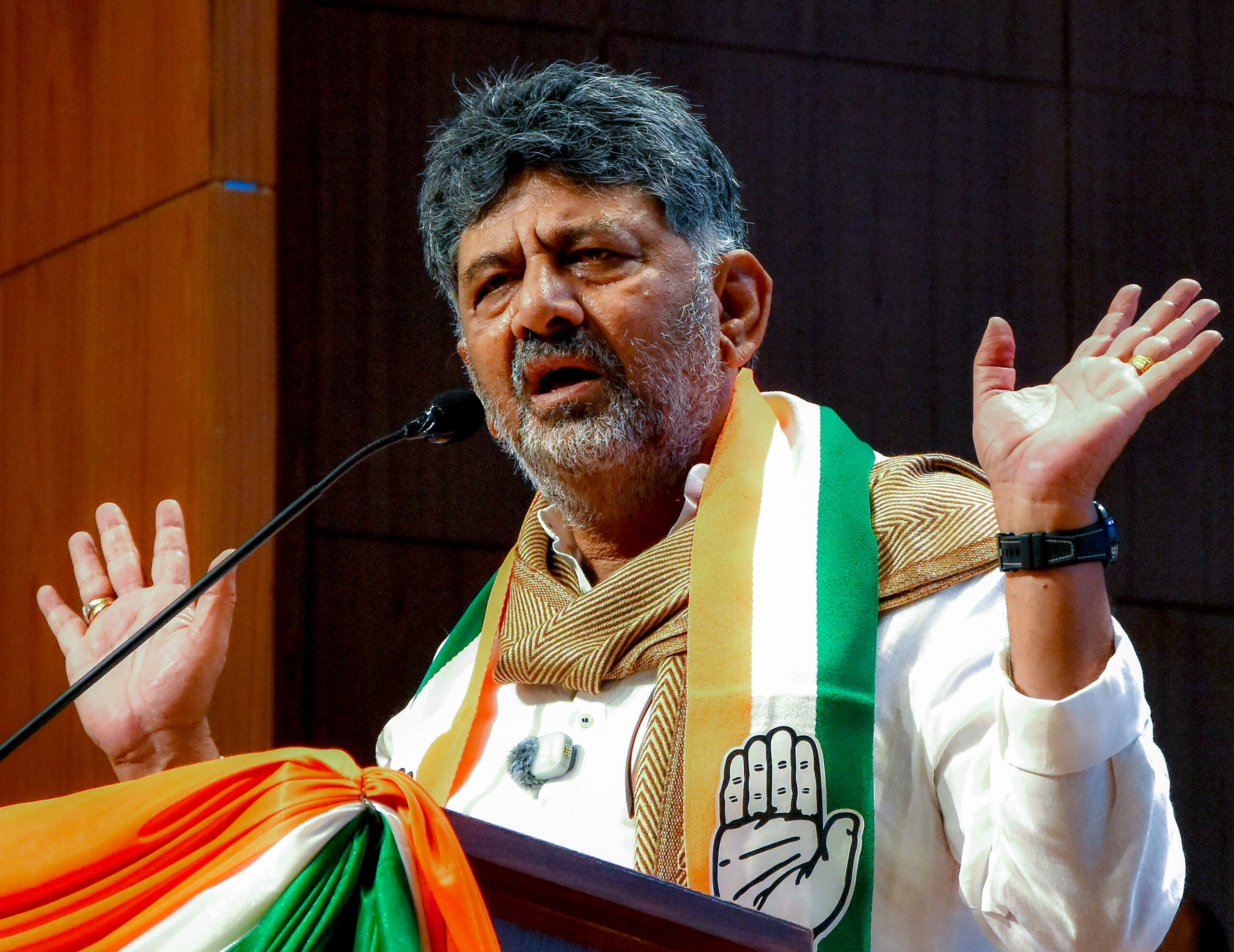 Bengaluru: DK Shivakumar addresses a Congress party joining programme #Gallery Bengaluru: DK Shivakumar addresses a Congress party joining programme #Gallery
