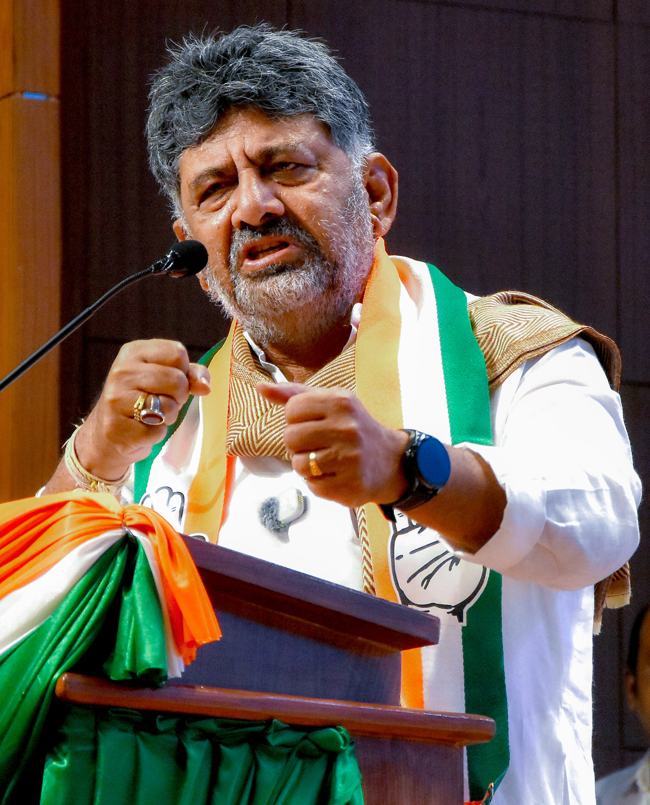 Bengaluru: DK Shivakumar addresses a Congress party joining programme #Gallery Bengaluru: DK Shivakumar addresses a Congress party joining programme #Gallery