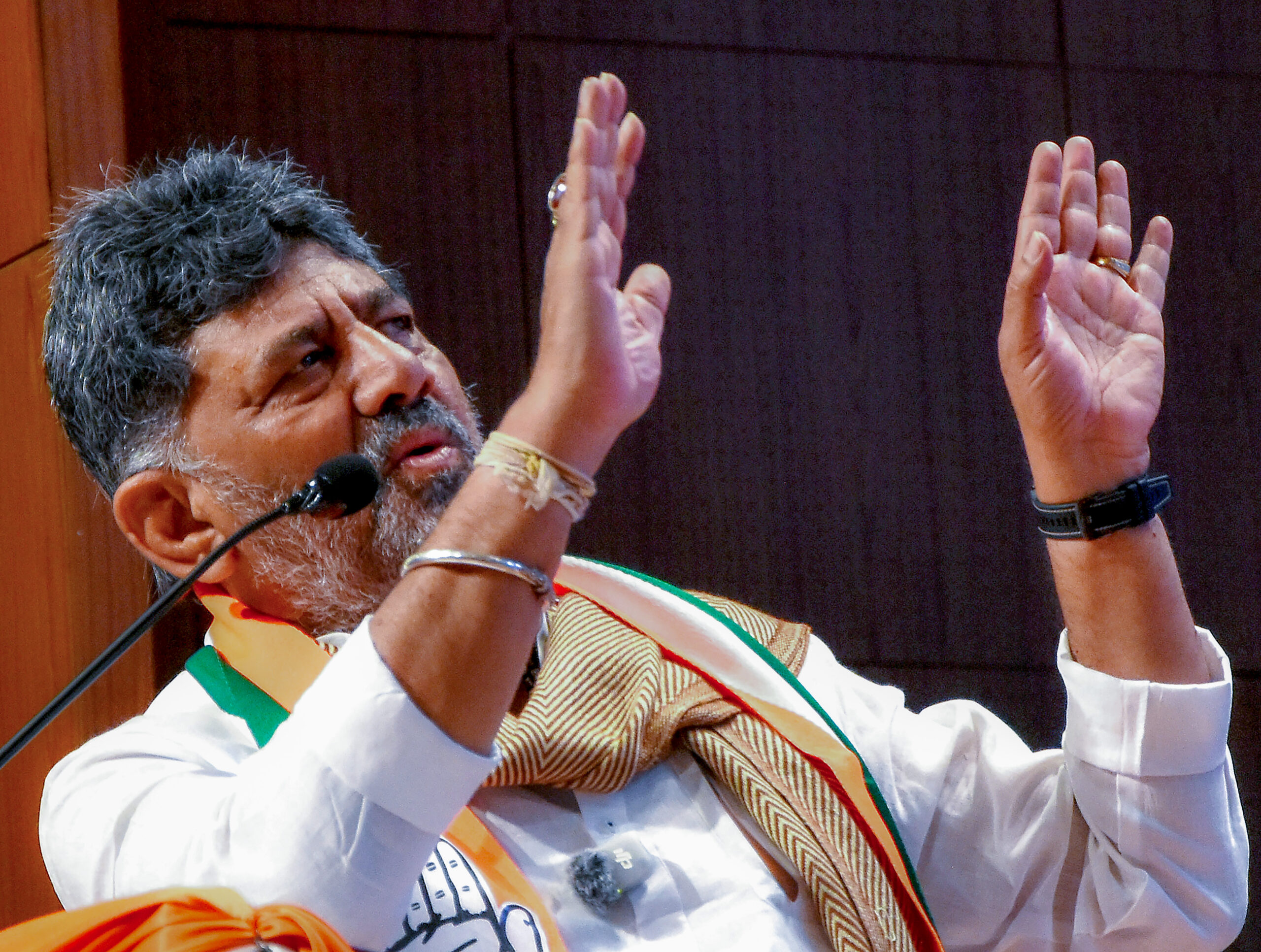 Bengaluru: DK Shivakumar addresses a Congress party joining programme #Gallery Bengaluru: DK Shivakumar addresses a Congress party joining programme #Gallery