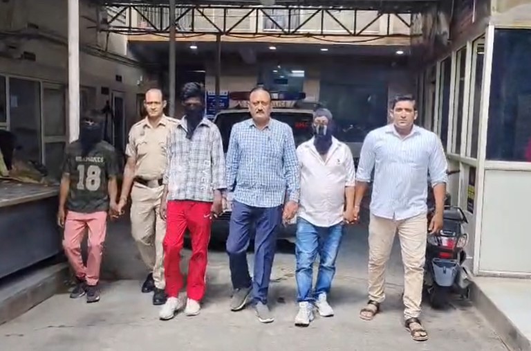 Two snatchers, receiver arrested in Delhi; gold earring snatching case solved within 24 hours Two snatchers, receiver arrested in Delhi; gold earring snatching case solved within 24 hours