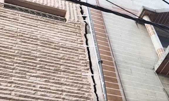 Four-storey building tilts in Delhi’s Gandhi Nagar, evacuated as MCD issues notice Four-storey building tilts in Delhi’s Gandhi Nagar, evacuated as MCD issues notice