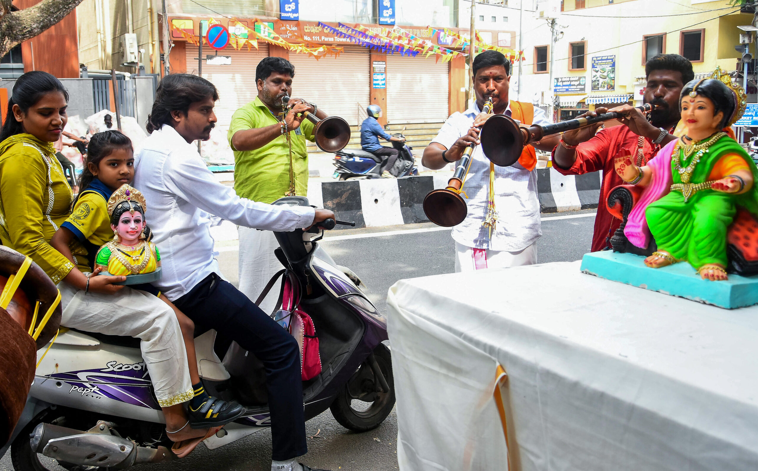Bengaluru: Ganesha festival shopping underway #Gallery Bengaluru: Ganesha festival shopping underway #Gallery