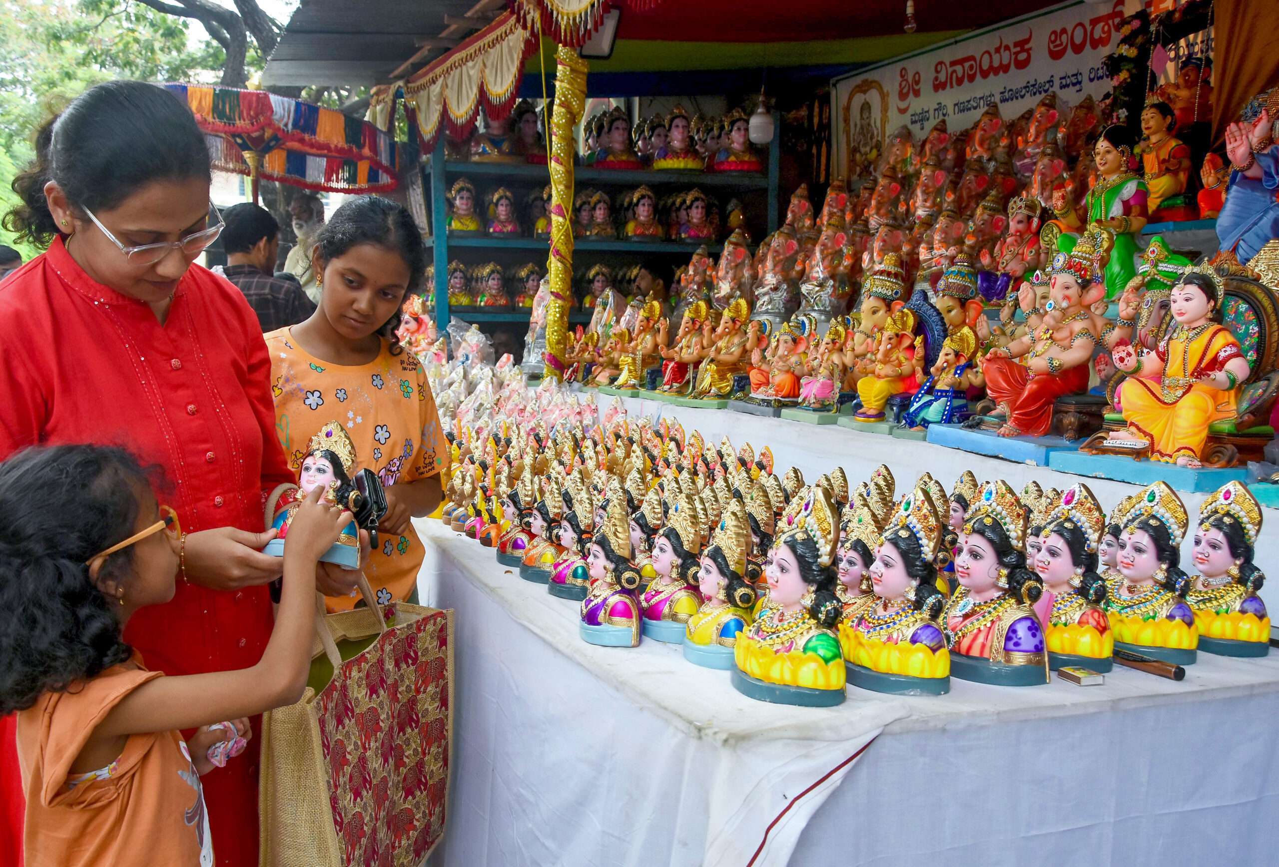 Bengaluru: Ganesha festival shopping underway #Gallery Bengaluru: Ganesha festival shopping underway #Gallery