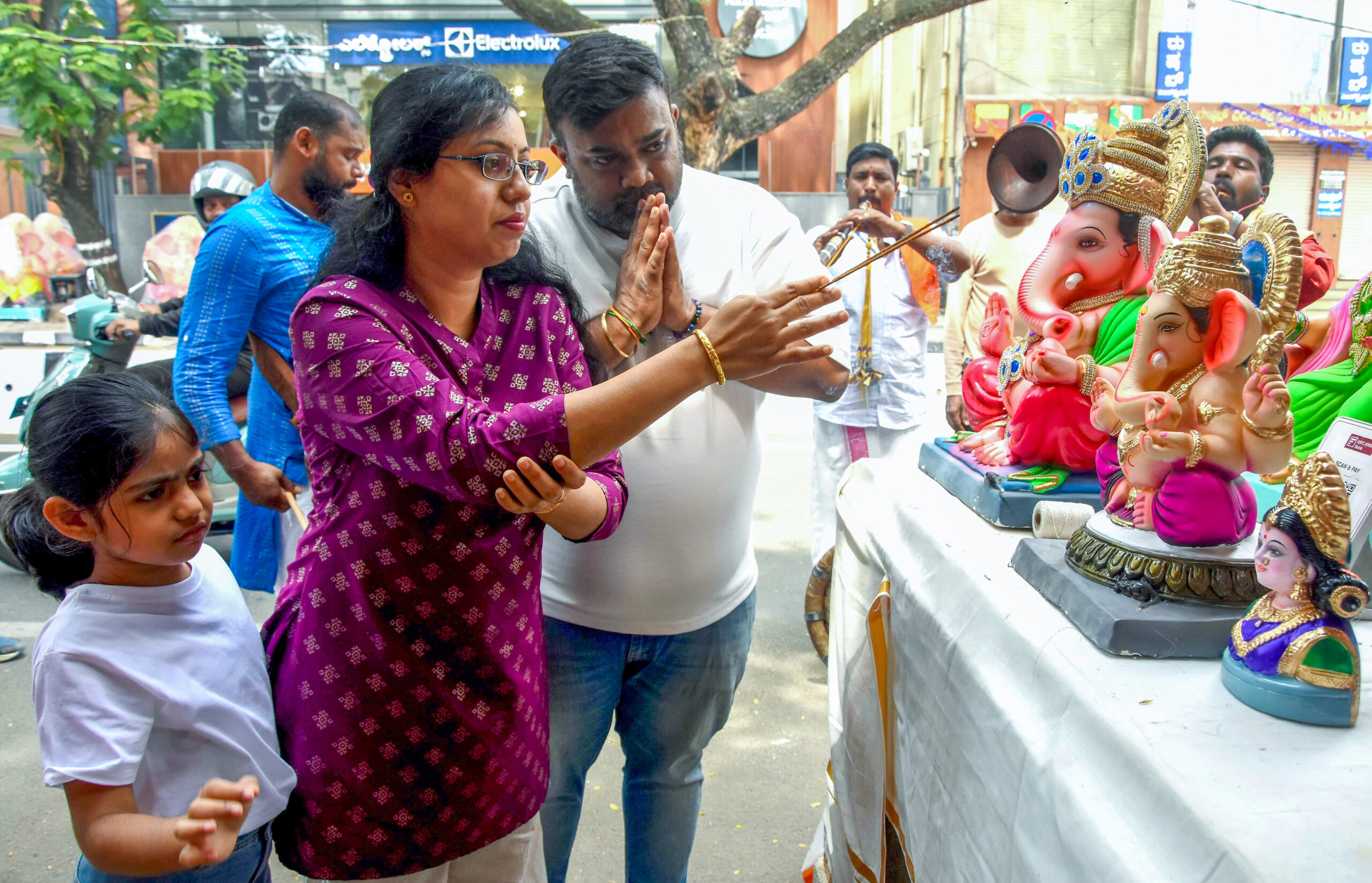 Bengaluru: Ganesha festival shopping underway #Gallery Bengaluru: Ganesha festival shopping underway #Gallery