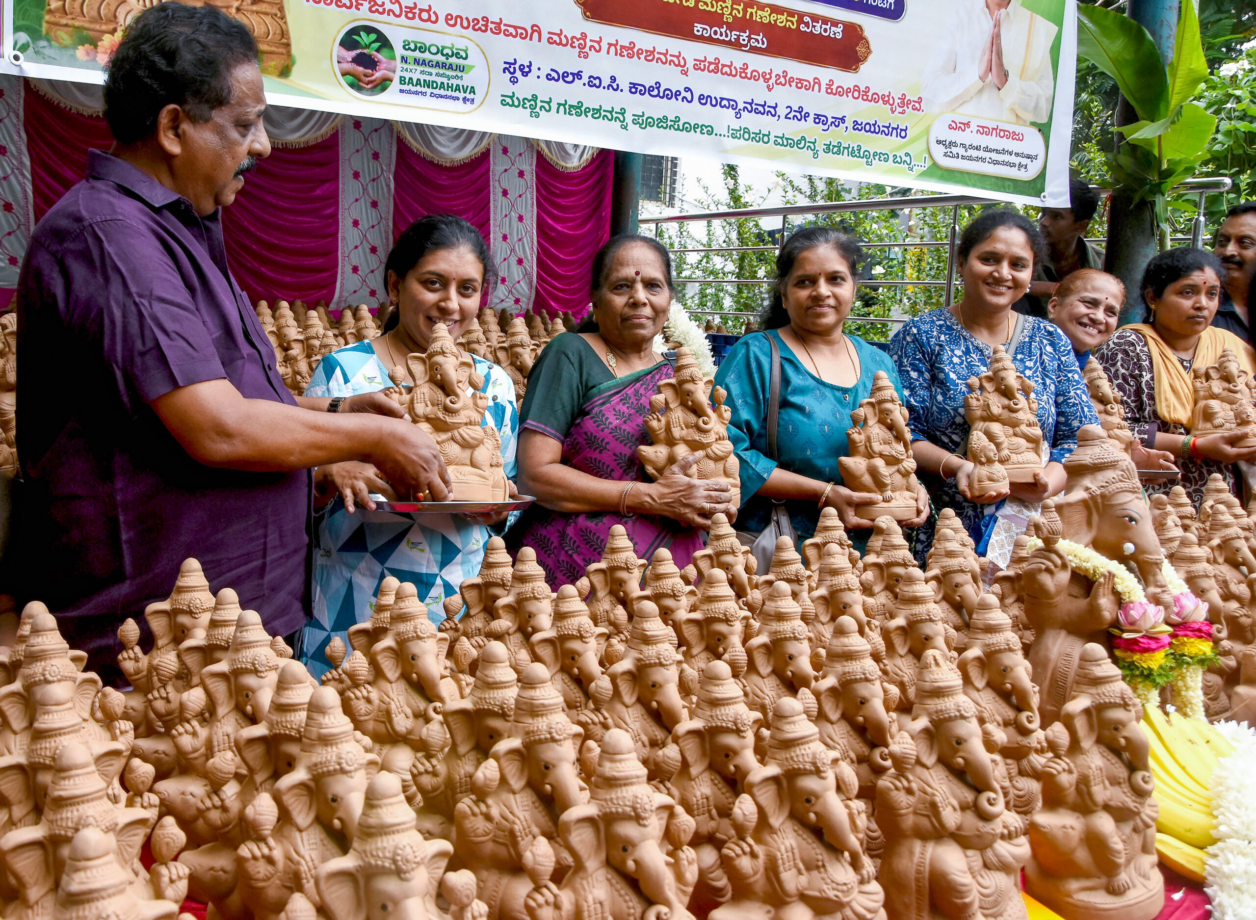 Bengaluru: Eco friendly Gowri Ganesha idols distributed #Gallery Bengaluru: Eco friendly Gowri Ganesha idols distributed #Gallery
