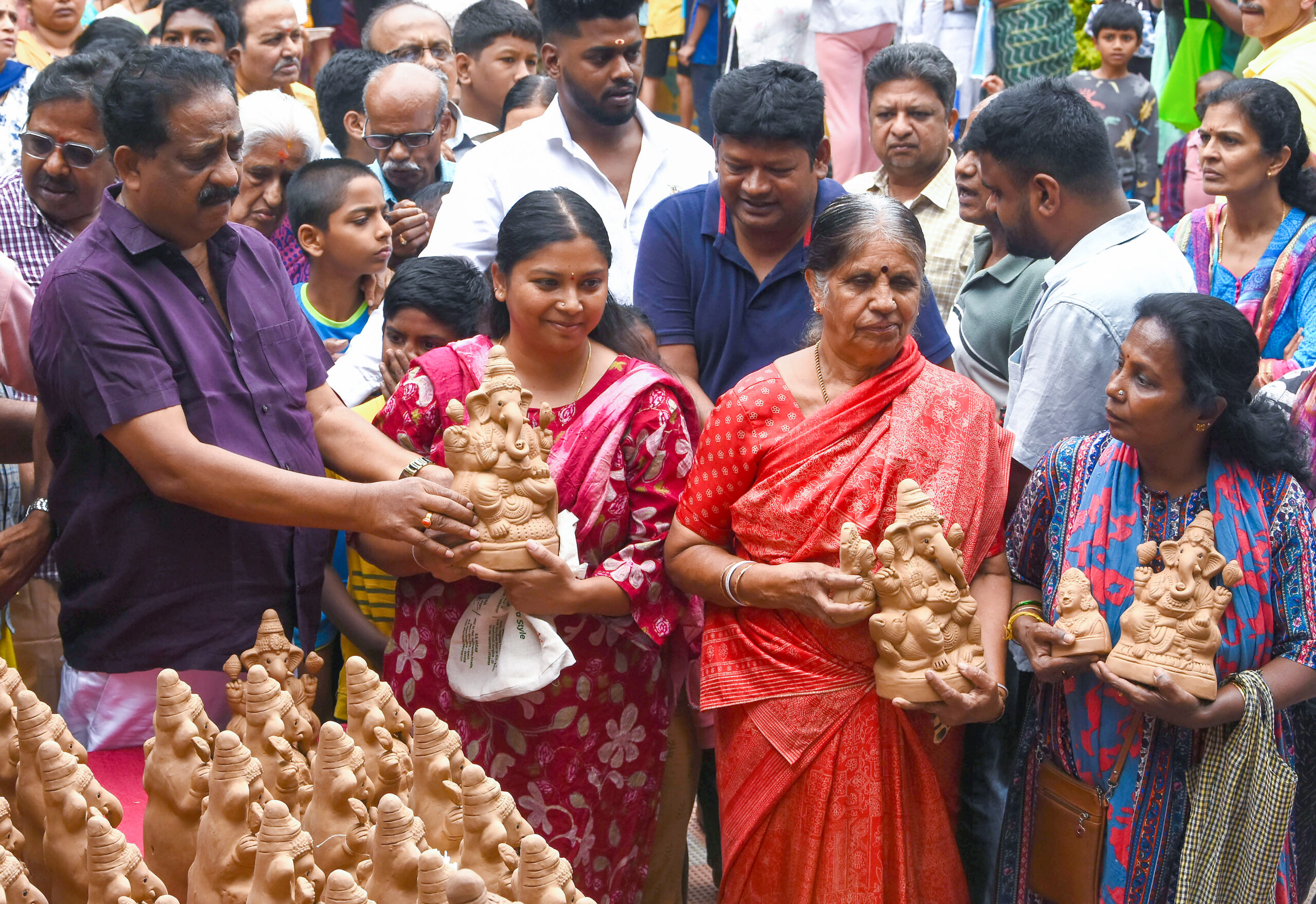 Bengaluru: Eco friendly Gowri Ganesha idols distributed #Gallery Bengaluru: Eco friendly Gowri Ganesha idols distributed #Gallery