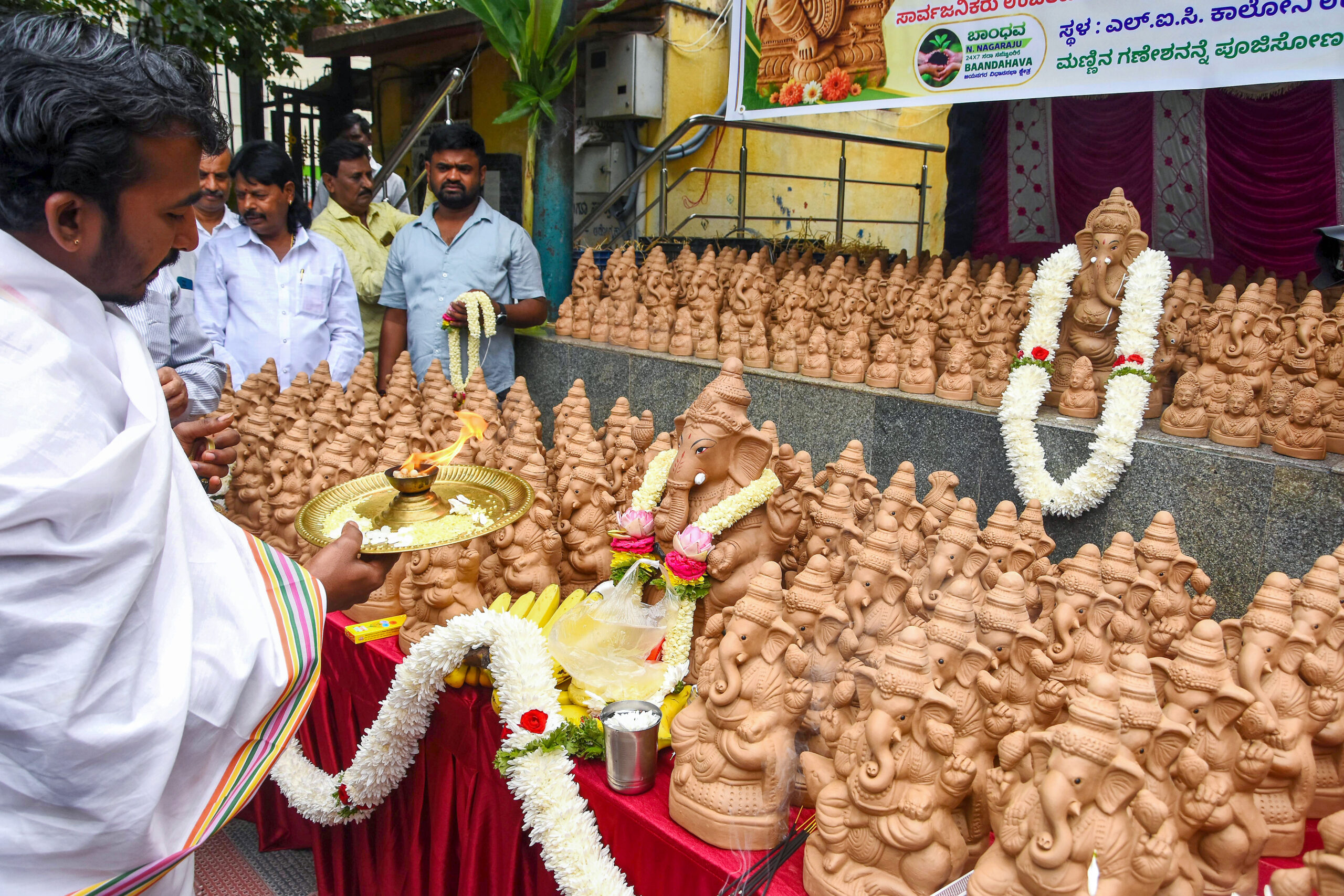 Bengaluru: Eco friendly Gowri Ganesha idols distributed #Gallery Bengaluru: Eco friendly Gowri Ganesha idols distributed #Gallery