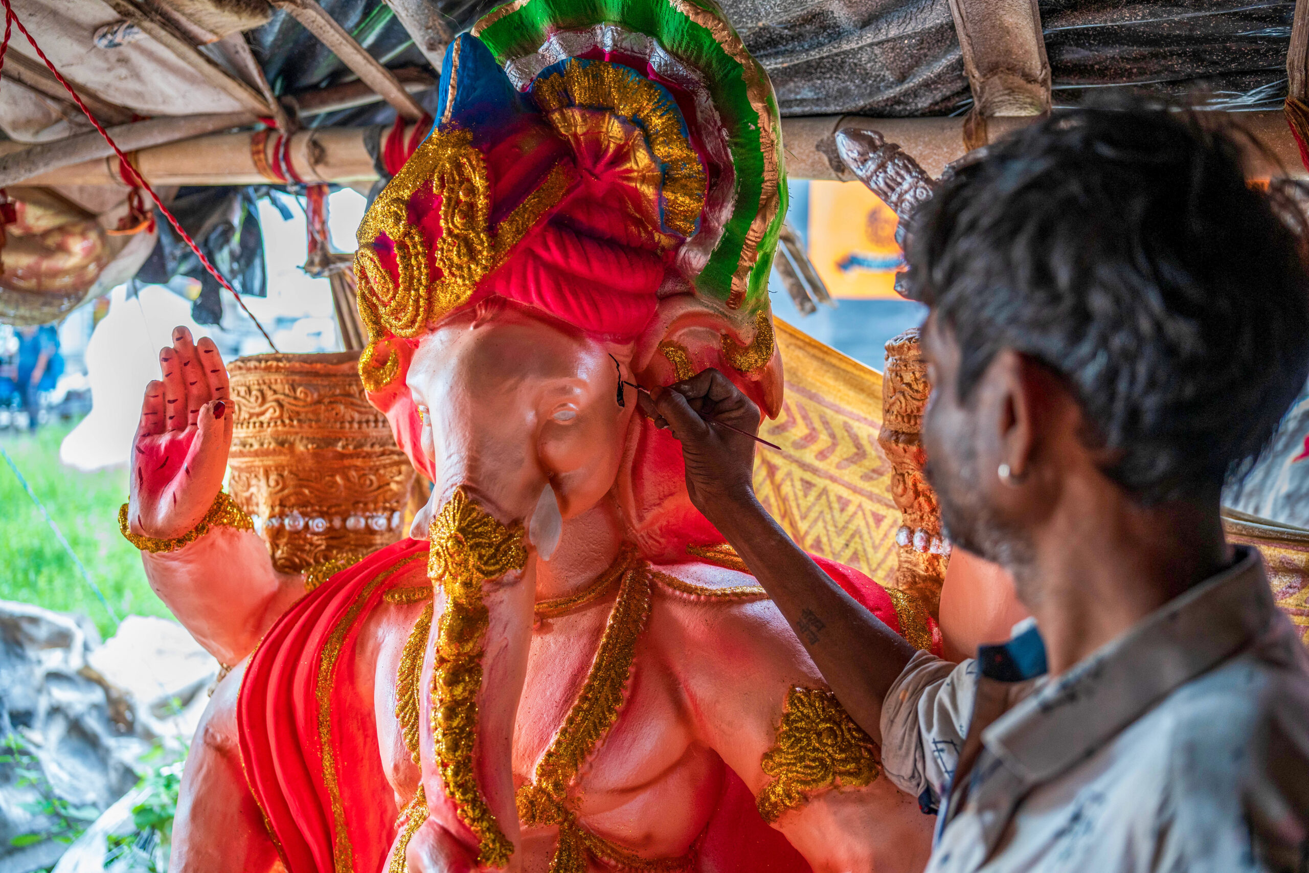Haldwani: Artist Gives Final Touches to Ganesha Idol #Gallery Haldwani: Artist Gives Final Touches to Ganesha Idol #Gallery