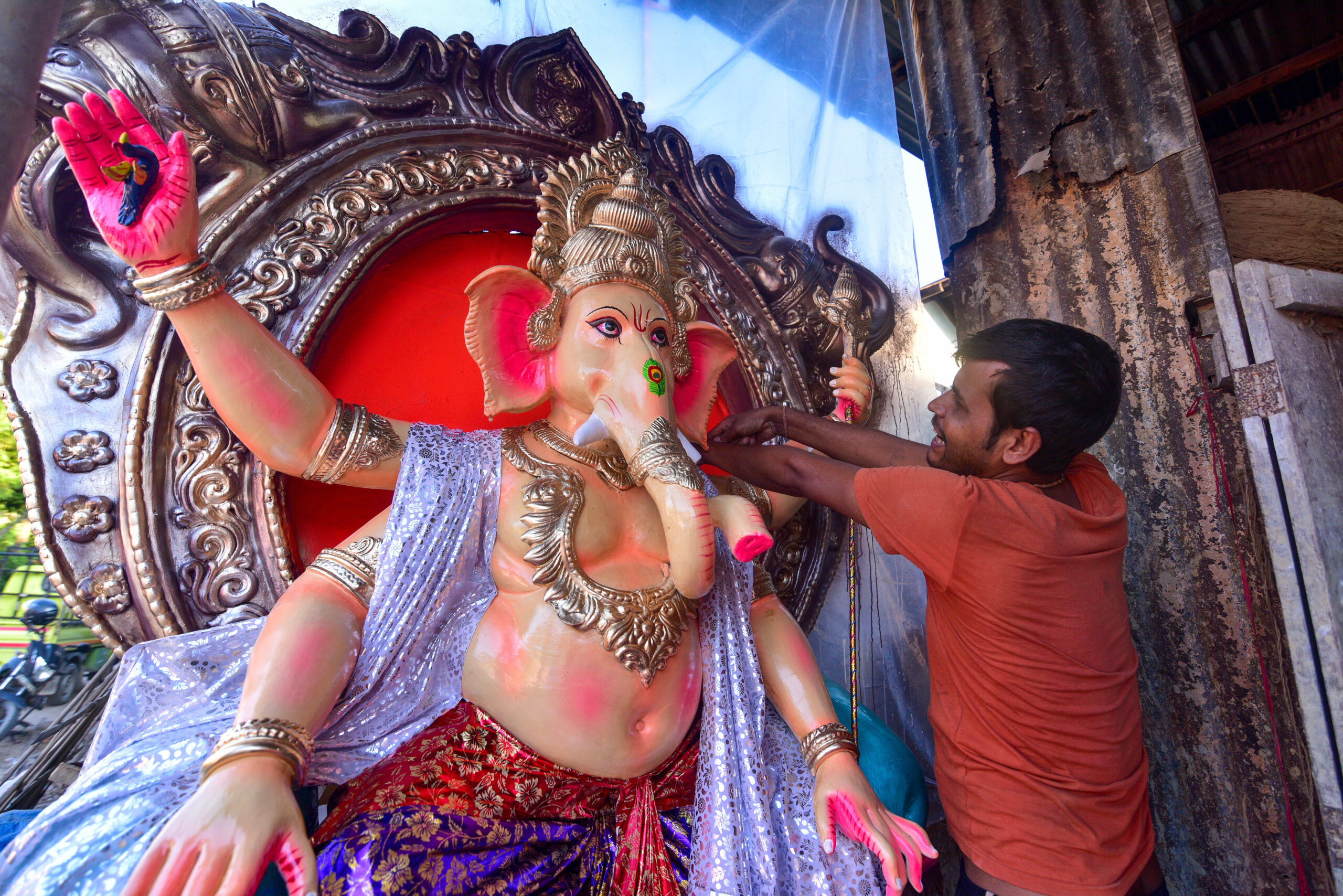 Nagaon: Workers Carry Ganesha Idol Ahead of Ganesh Chaturthi #Gallery Nagaon: Workers Carry Ganesha Idol Ahead of Ganesh Chaturthi #Gallery