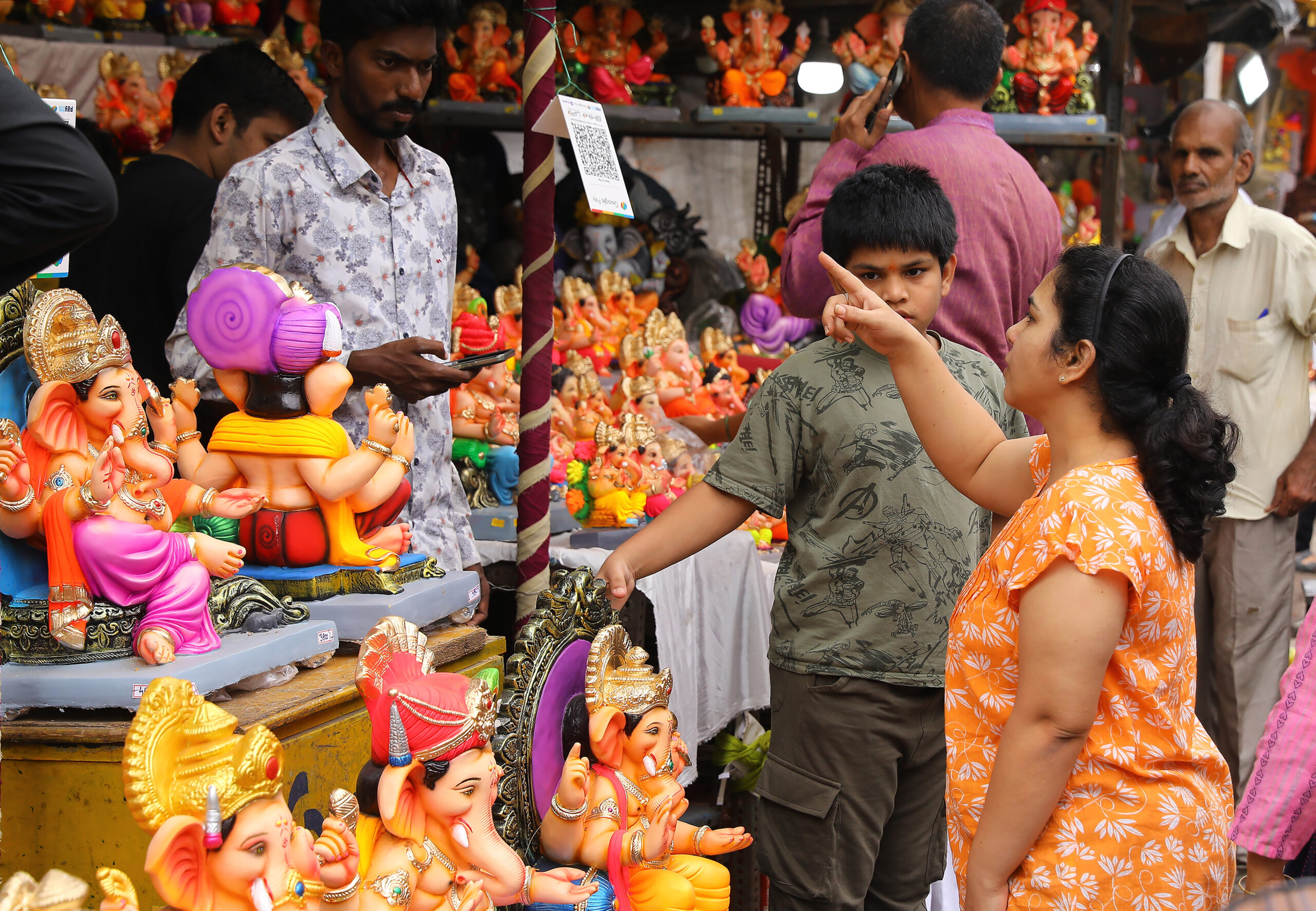Hyderabad: Devotees Purchase Ganesh Idols Ahead of Festival #Gallery Hyderabad: Devotees Purchase Ganesh Idols Ahead of Festival #Gallery