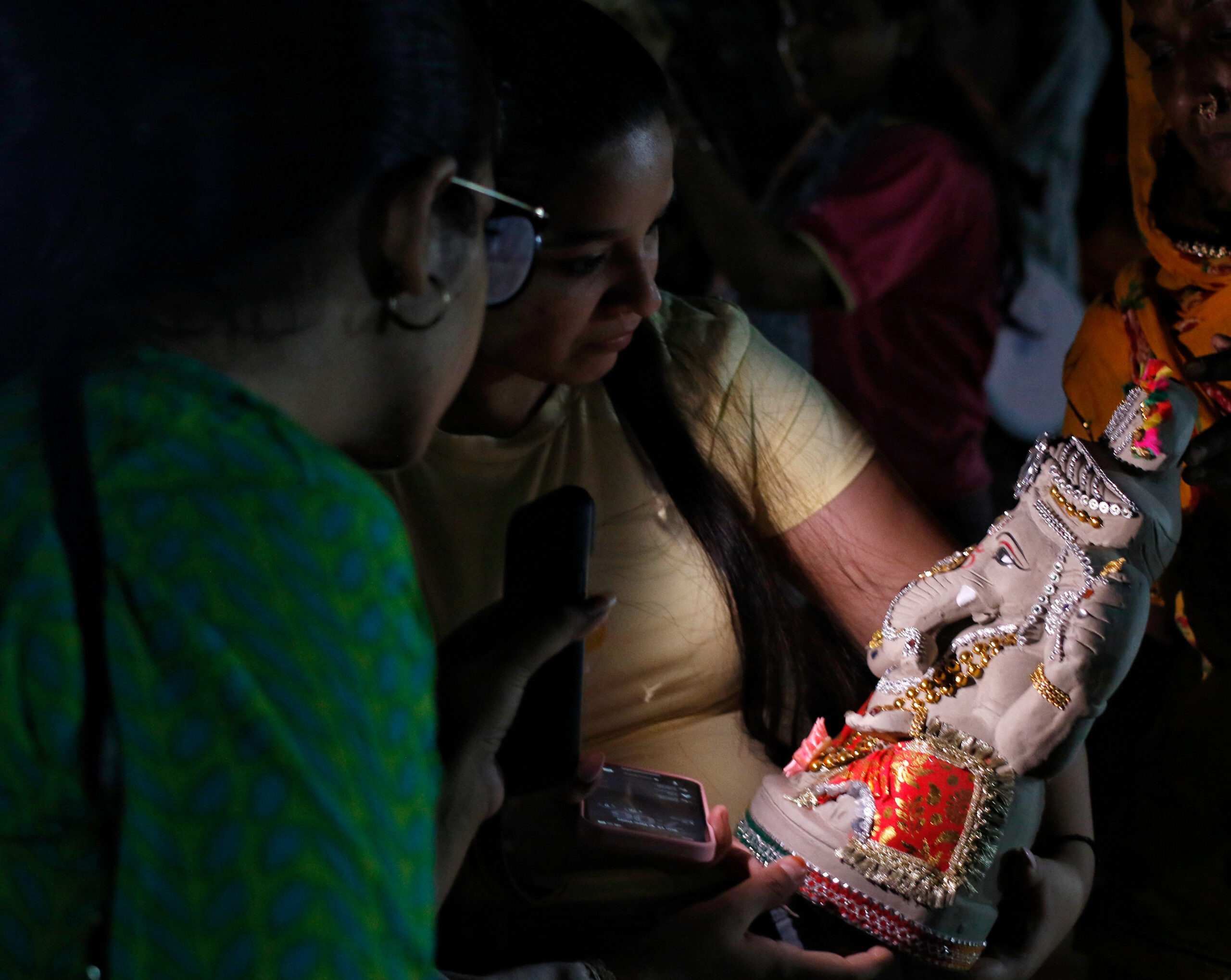 New Delhi: Devotees Flock to Jhandewalan for Ganesh Idols #Gallery New Delhi: Devotees Flock to Jhandewalan for Ganesh Idols #Gallery