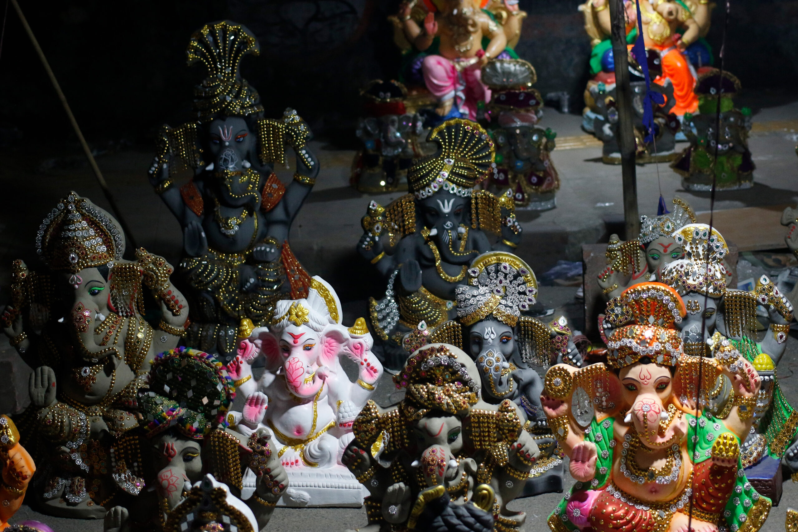 New Delhi: Devotees Flock to Jhandewalan for Ganesh Idols #Gallery New Delhi: Devotees Flock to Jhandewalan for Ganesh Idols #Gallery