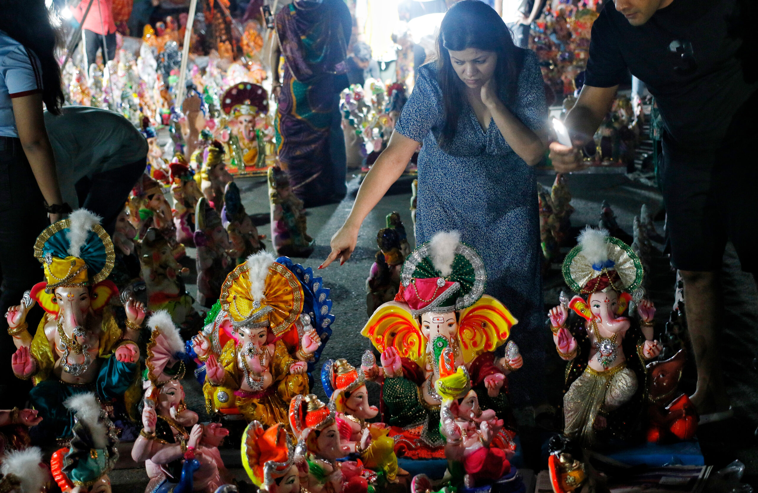 New Delhi: Devotees Flock to Jhandewalan for Ganesh Idols #Gallery New Delhi: Devotees Flock to Jhandewalan for Ganesh Idols #Gallery