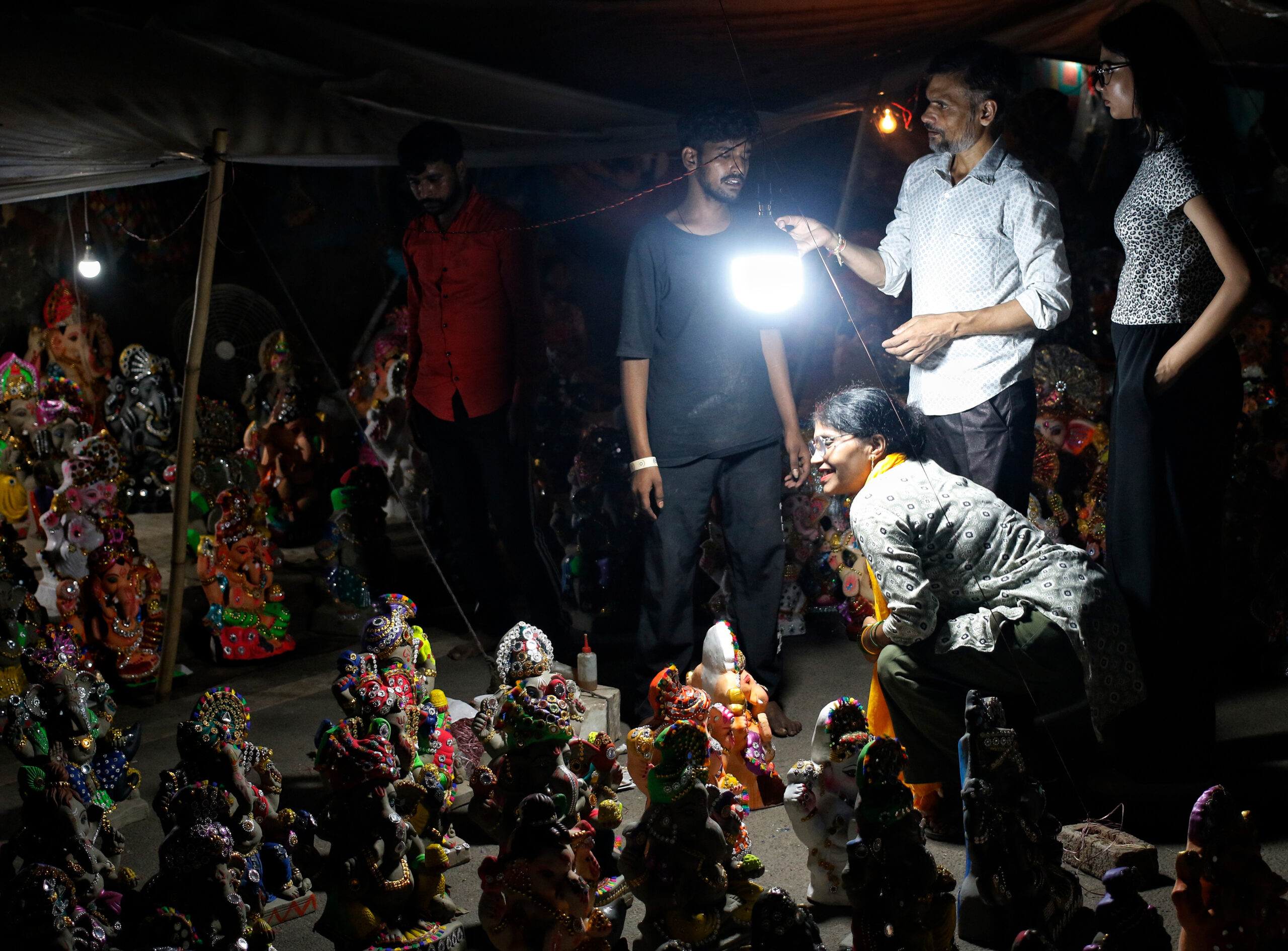 New Delhi: Devotees Flock to Jhandewalan for Ganesh Idols #Gallery New Delhi: Devotees Flock to Jhandewalan for Ganesh Idols #Gallery