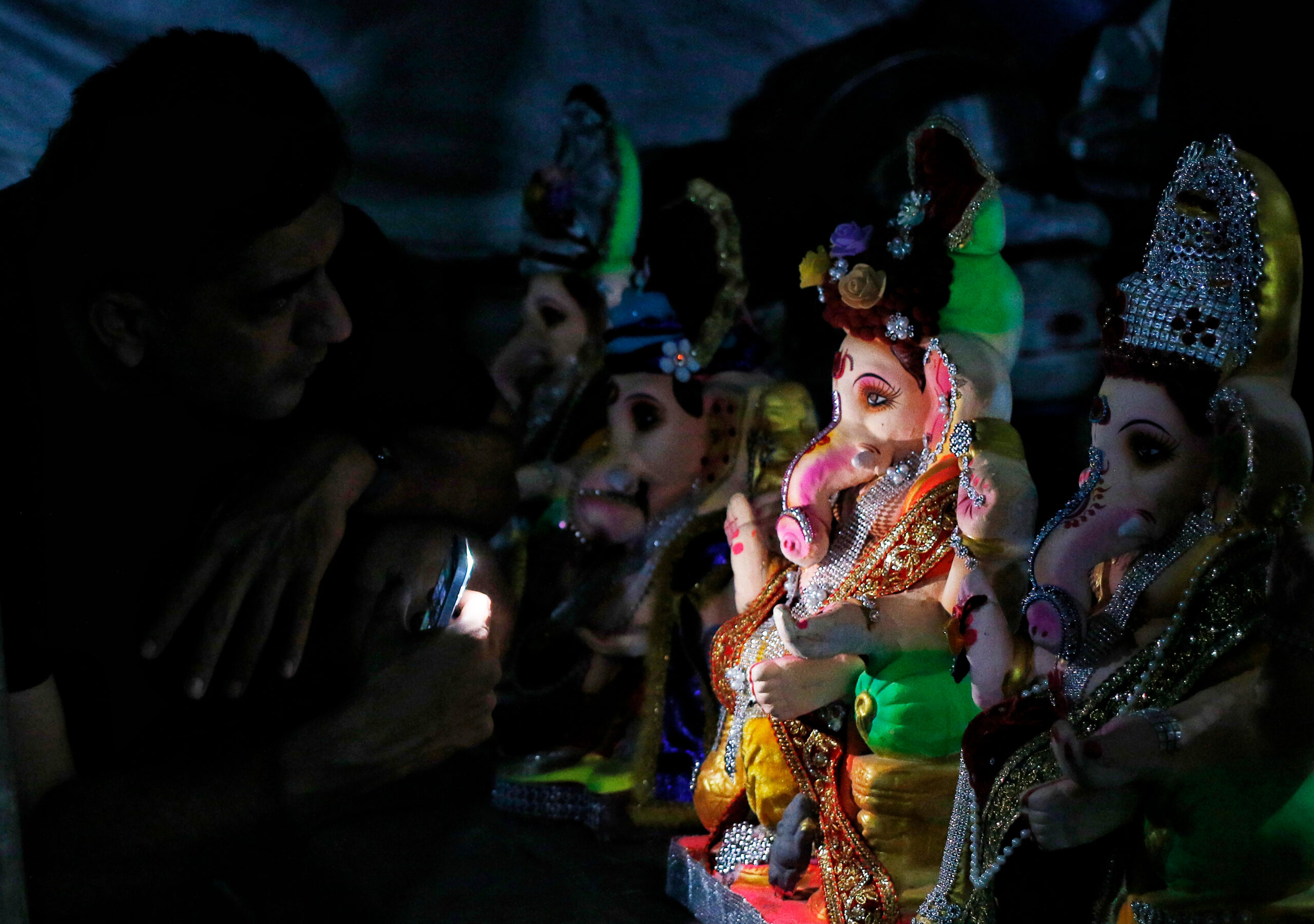New Delhi: Devotees Flock to Jhandewalan for Ganesh Idols #Gallery New Delhi: Devotees Flock to Jhandewalan for Ganesh Idols #Gallery