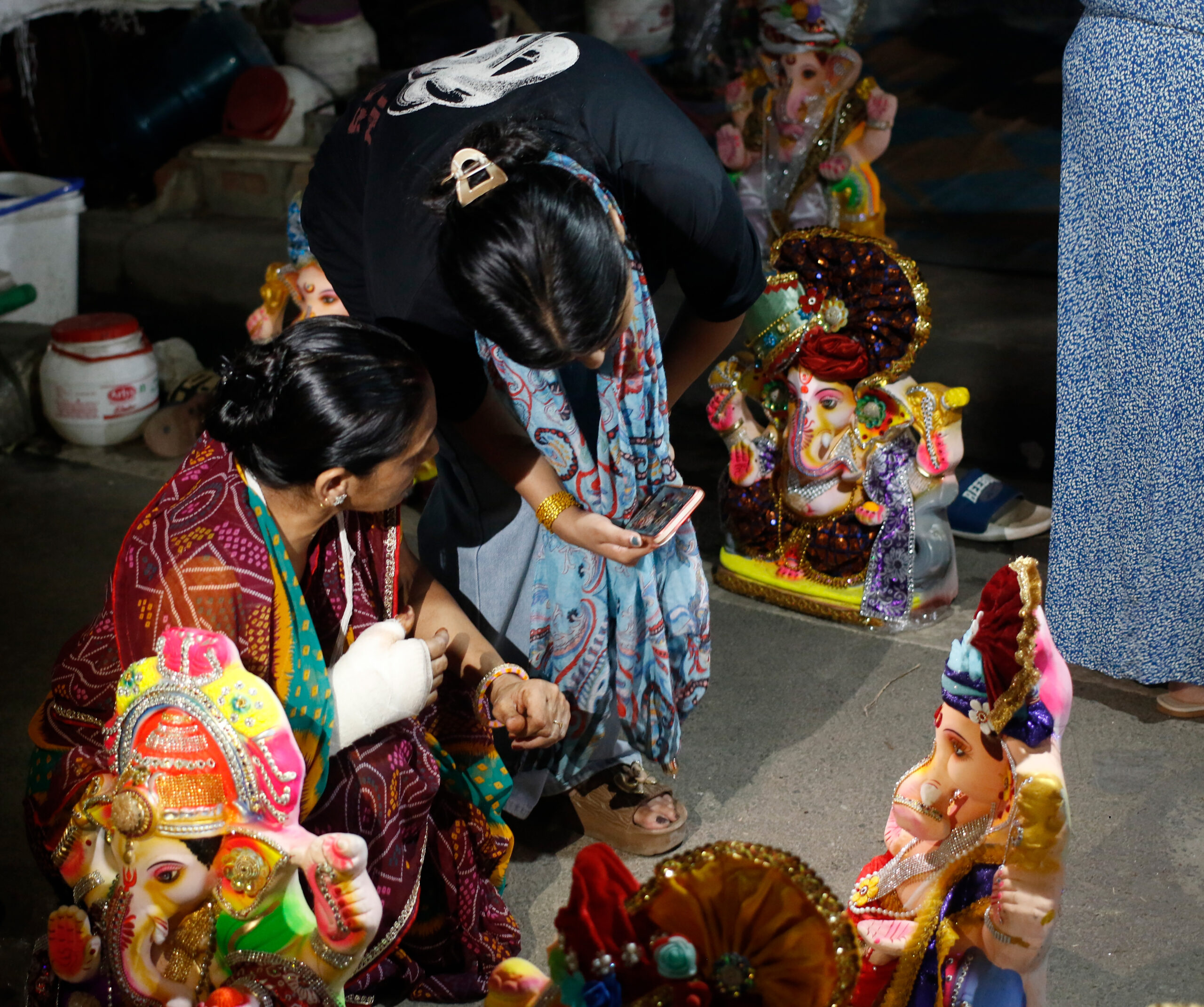New Delhi: Devotees Flock to Jhandewalan for Ganesh Idols #Gallery New Delhi: Devotees Flock to Jhandewalan for Ganesh Idols #Gallery