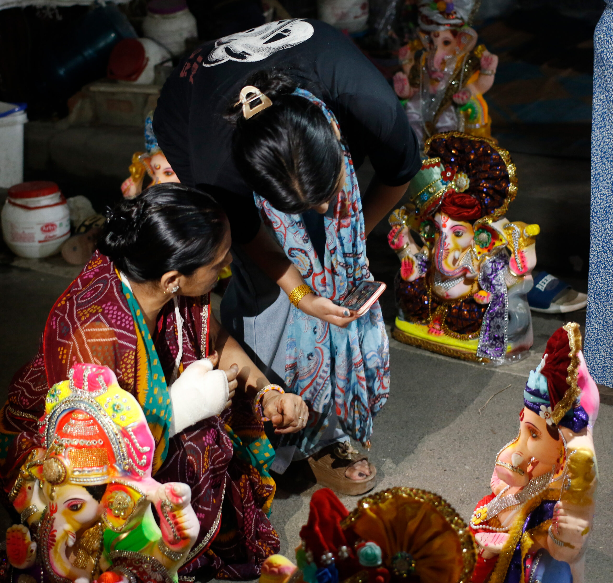 New Delhi: Devotees Flock to Jhandewalan for Ganesh Idols #Gallery New Delhi: Devotees Flock to Jhandewalan for Ganesh Idols #Gallery