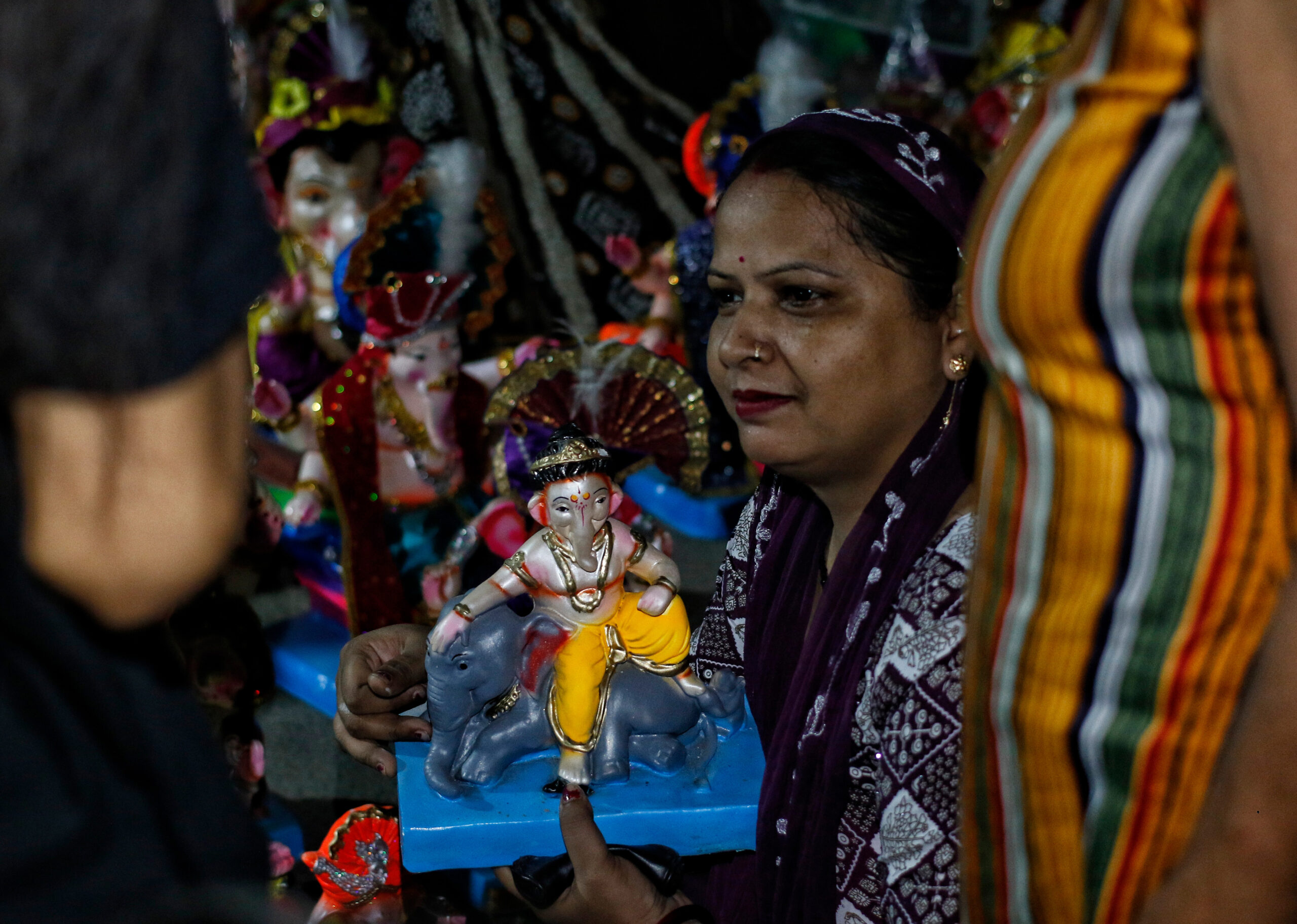 New Delhi: Devotees Flock to Jhandewalan for Ganesh Idols #Gallery New Delhi: Devotees Flock to Jhandewalan for Ganesh Idols #Gallery
