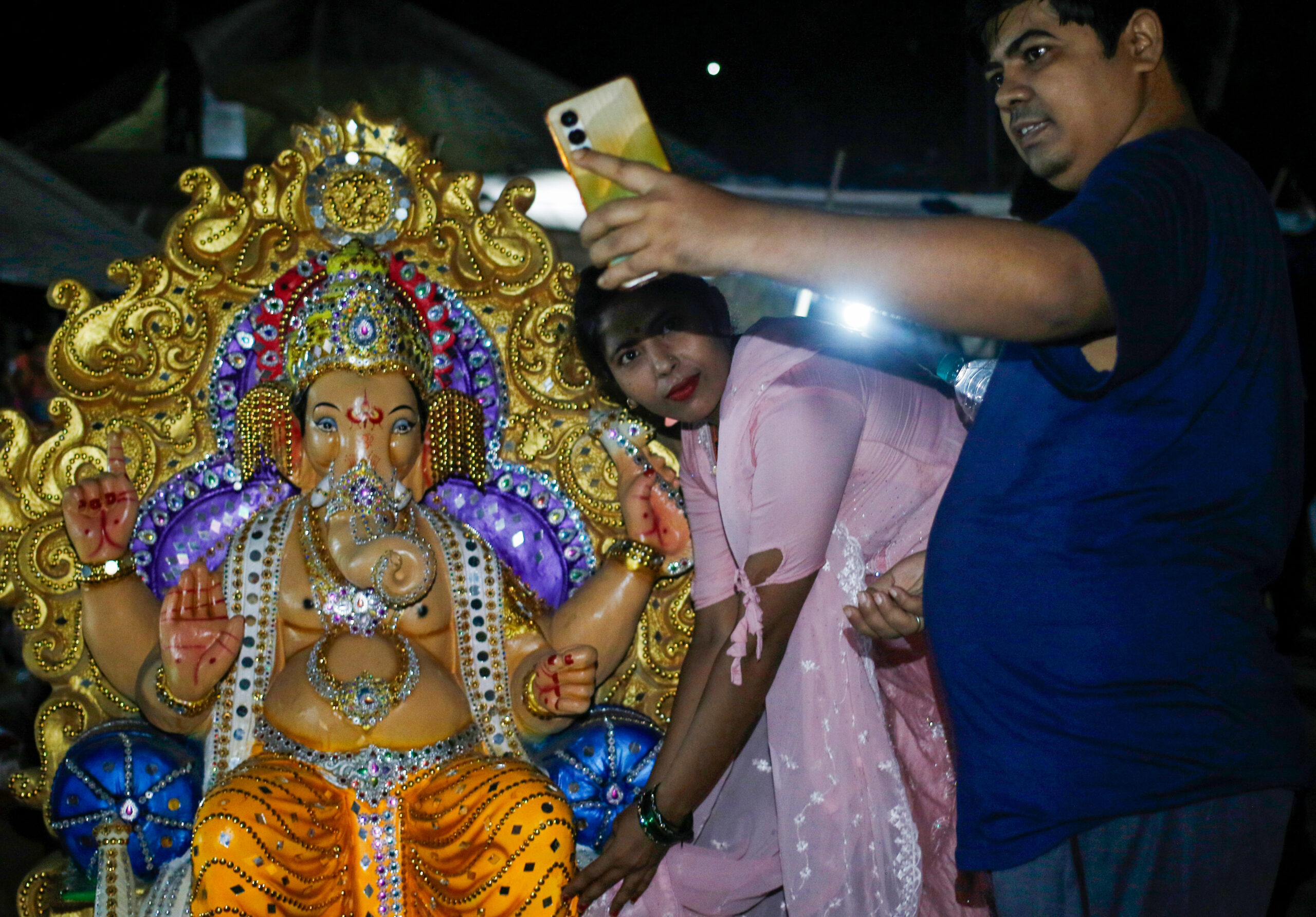 New Delhi: Devotees Flock to Jhandewalan for Ganesh Idols #Gallery New Delhi: Devotees Flock to Jhandewalan for Ganesh Idols #Gallery